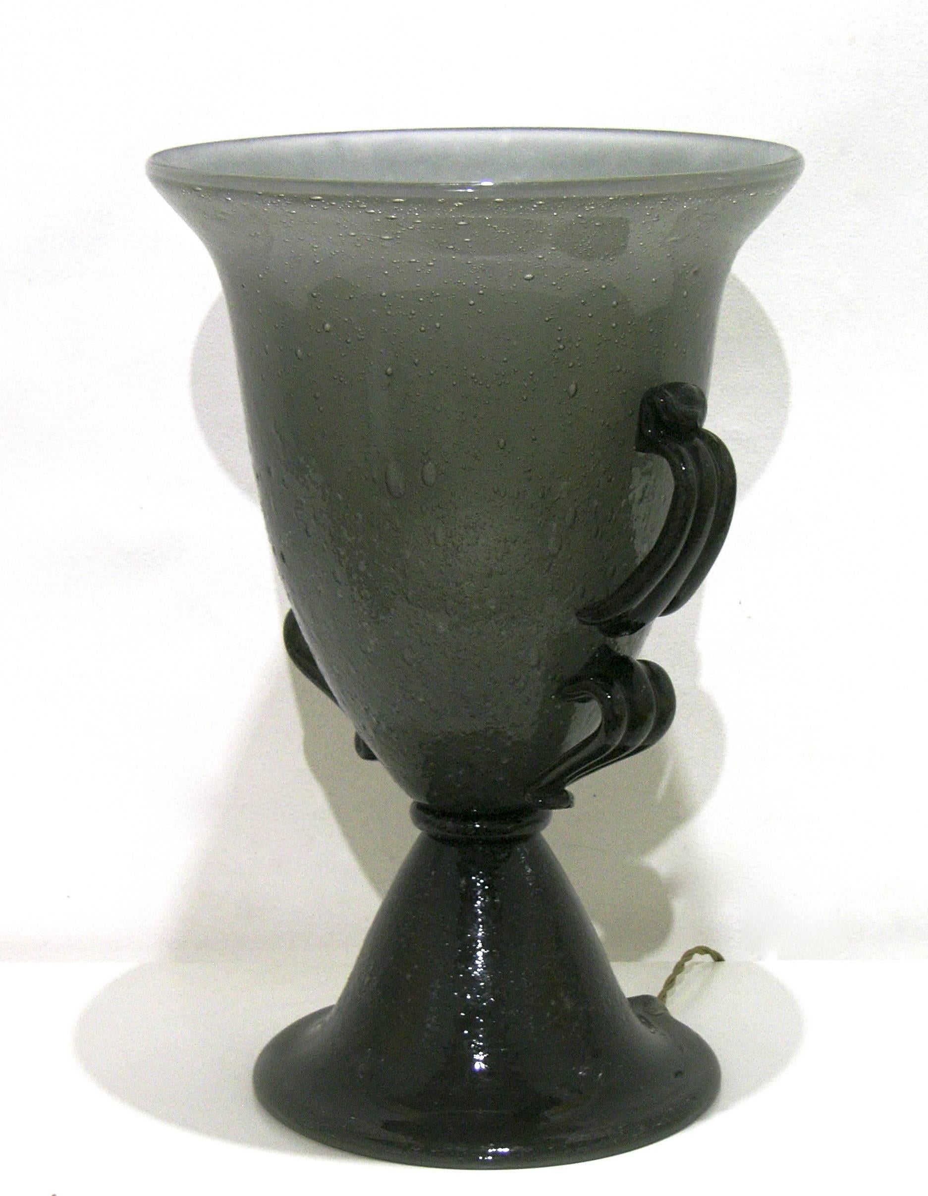 Italienische Art-Déco-Lampe aus mundgeblasenem Muranoglas in Schwarz und Rauchgrau aus den 1940er Jahren (Glaskunst) im Angebot