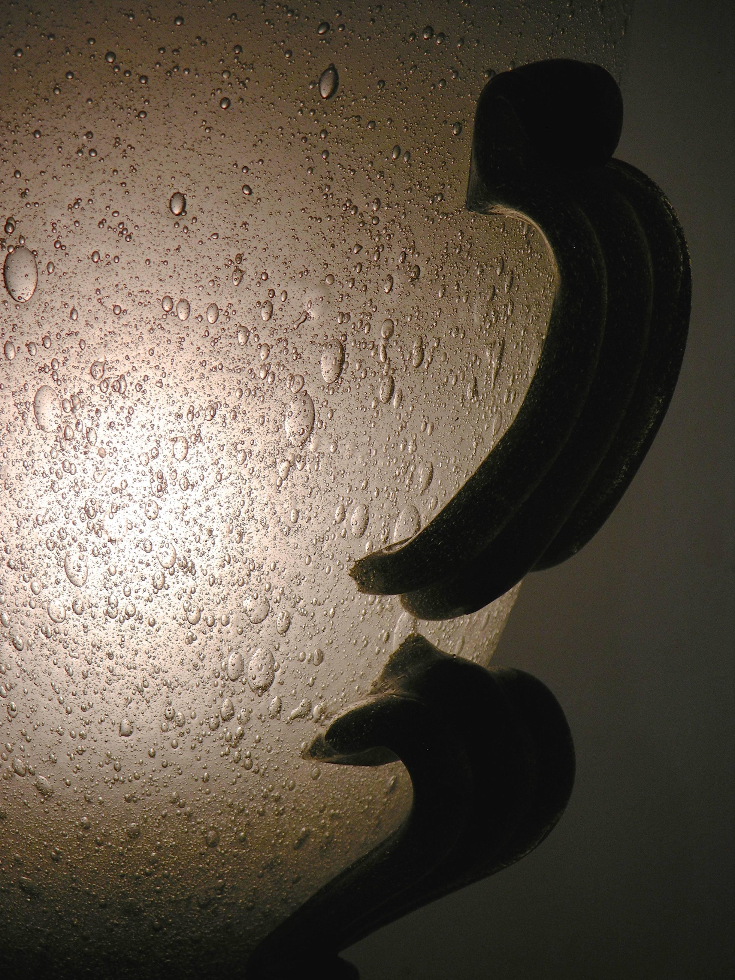 Eine antike italienische Lampe aus organischem Glas aus den 1940er Jahren, die an die Arbeiten von Martinuzzi aus der Vorkriegszeit erinnert. Sie ist besonders wertvoll, weil die bollikine Textur und das ungewöhnliche mattierte und rauchgraue