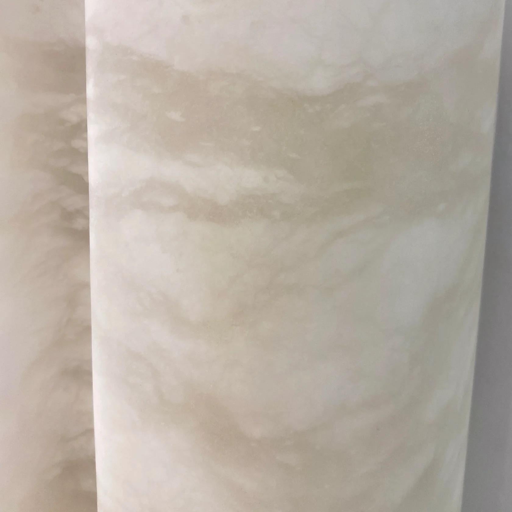 Sculpté à la main Paire d'appliques en albâtre blanc crème et crème de style Art déco italien sur mesure bordées de nickel en vente