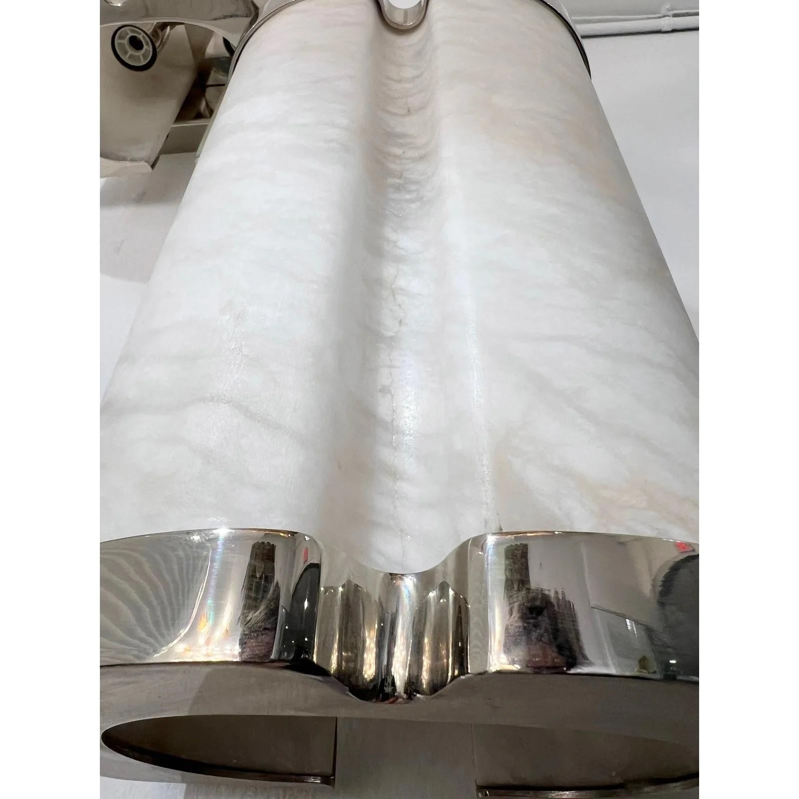 Ce design organique contemporain exclusif créé pour Cosulich Interiors & Antiques présente une forme sinueuse moderne unique, difficile à créer dans la pierre, qui témoigne d'un travail artisanal de grande qualité. Le corps en Trueing alabaster
