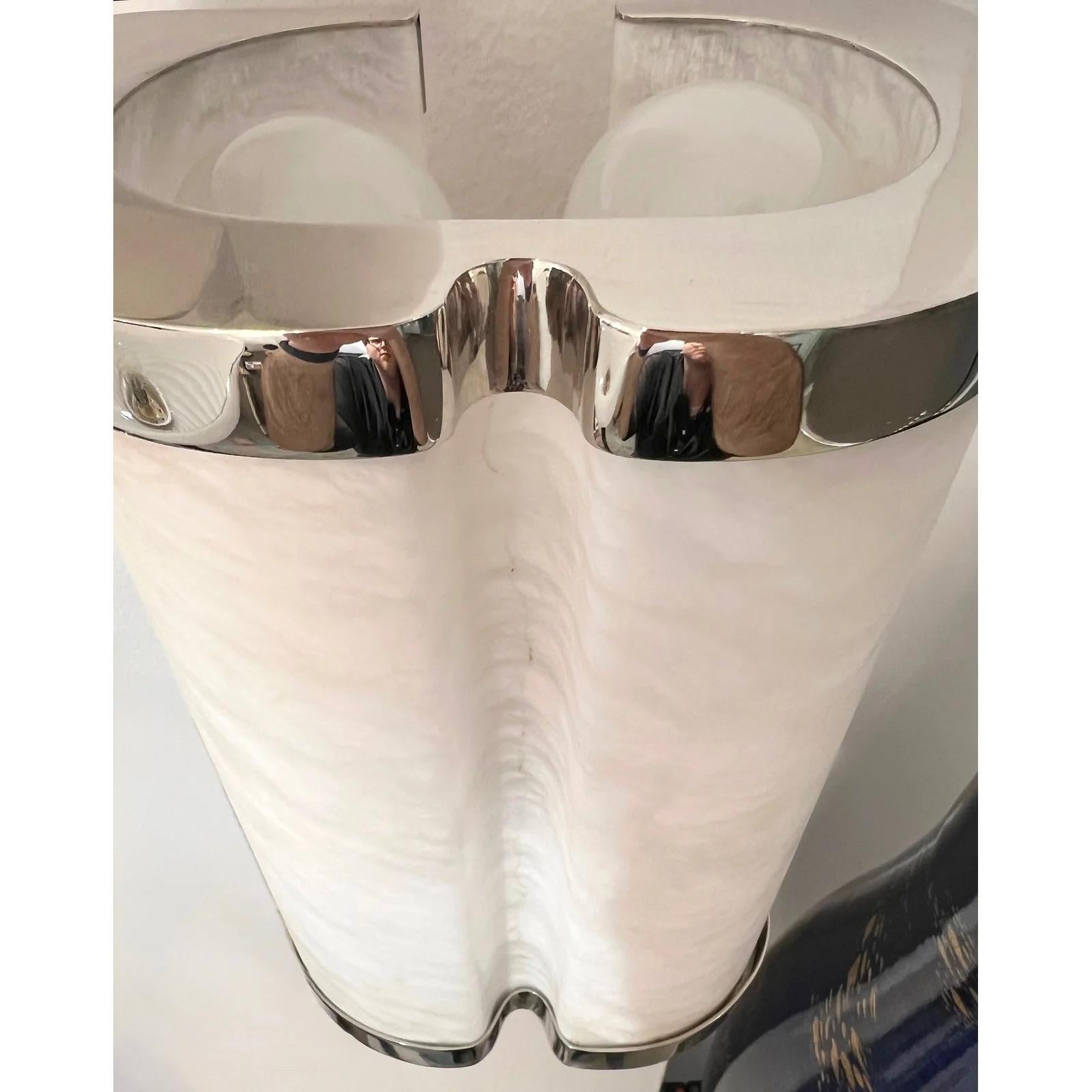 Paire d'appliques en albâtre blanc crème et crème de style Art déco italien sur mesure bordées de nickel Bon état - En vente à New York, NY