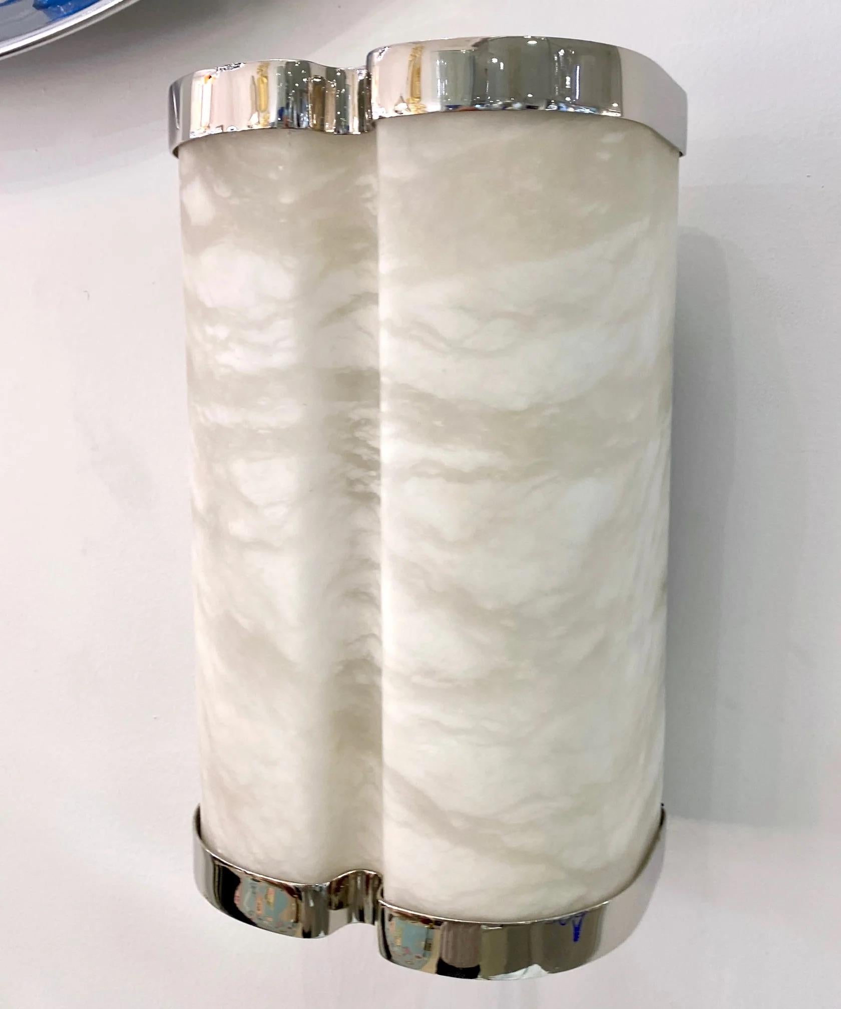 Paire d'appliques en albâtre blanc crème et crème de style Art déco italien sur mesure bordées de nickel en vente 1