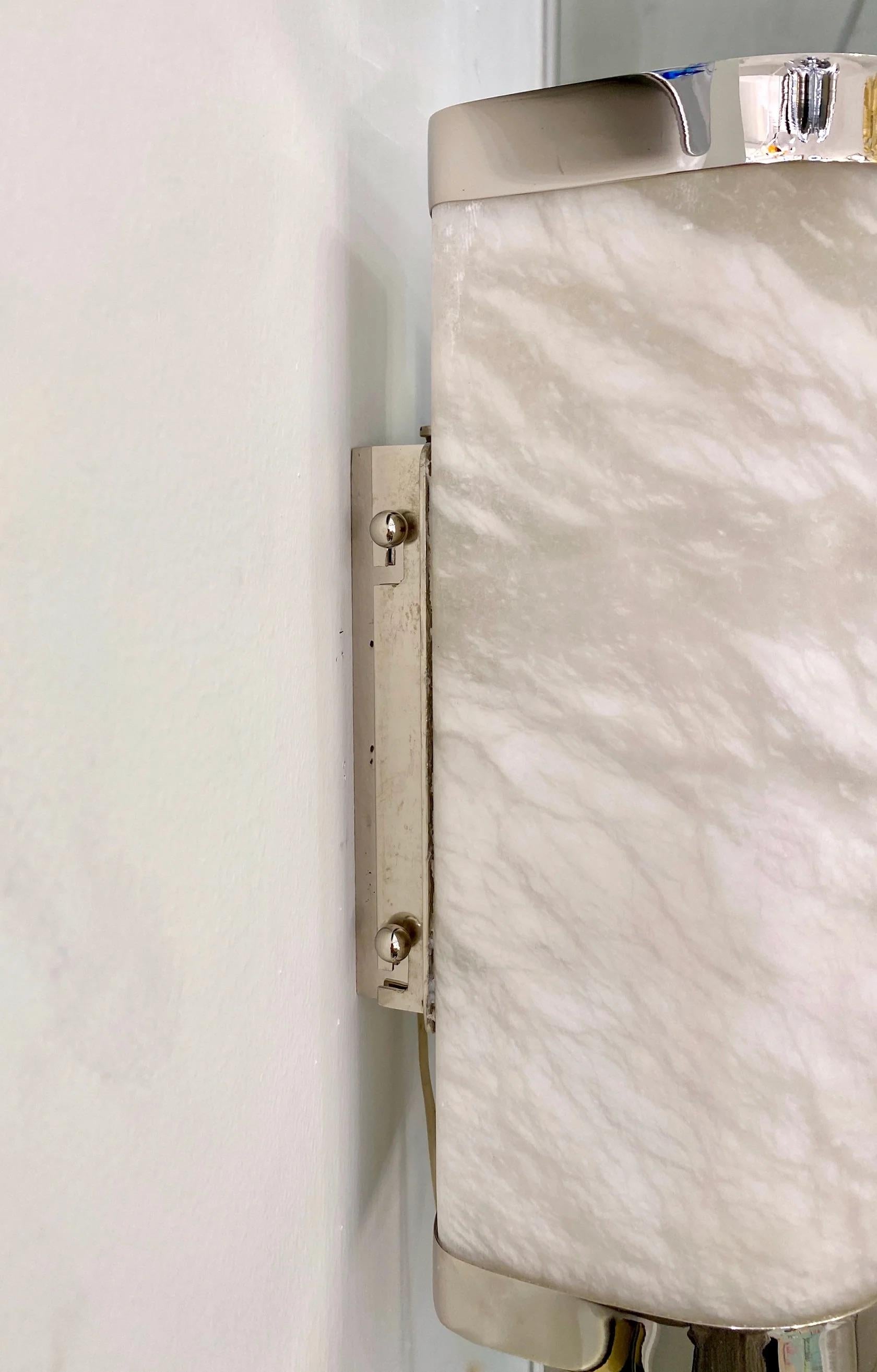 XXIe siècle et contemporain Paire d'appliques en albâtre blanc crème et crème de style Art déco italien sur mesure bordées de nickel en vente