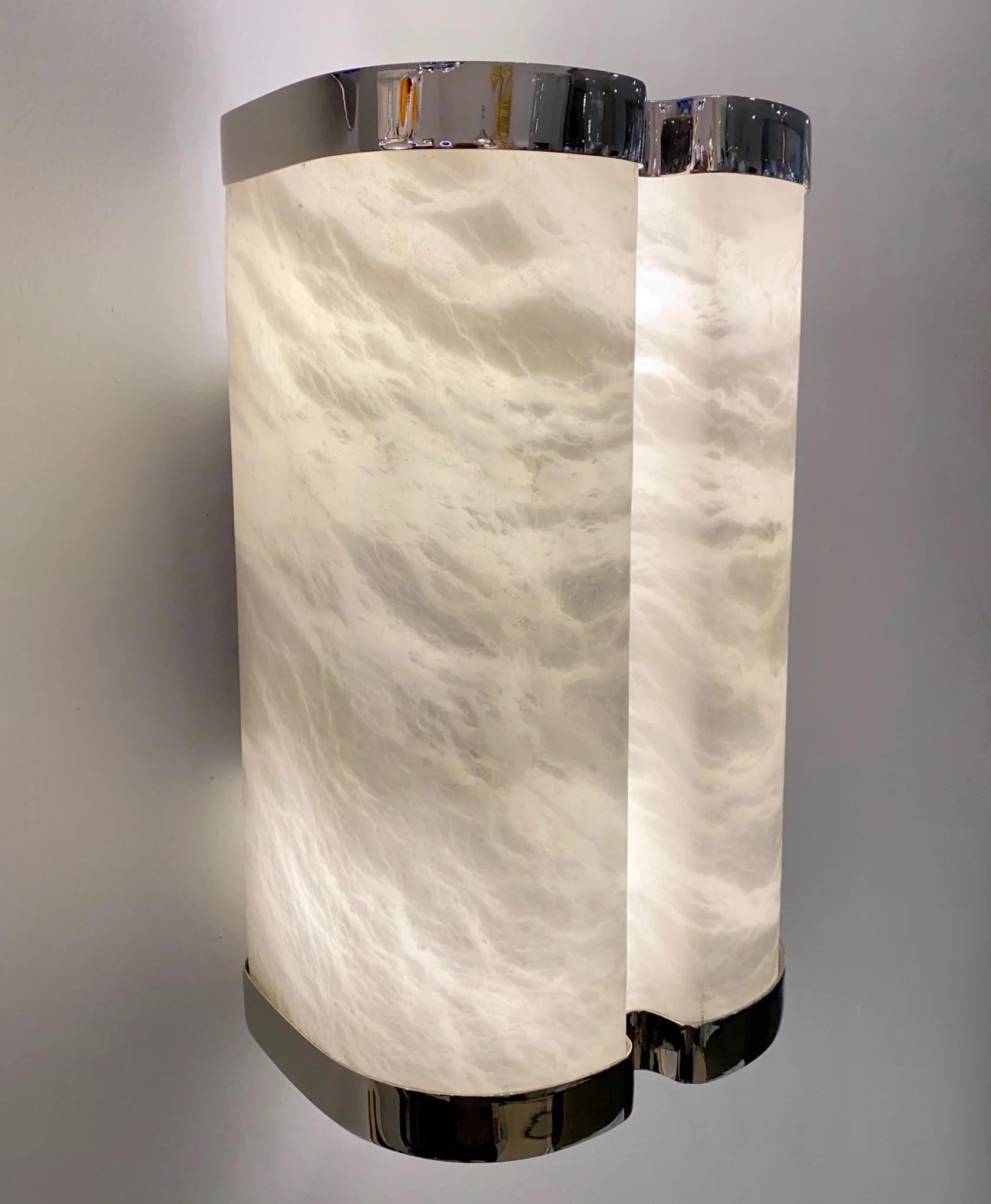 Organique Paire d'appliques en albâtre blanc crème et crème de style Art déco italien sur mesure bordées de nickel en vente
