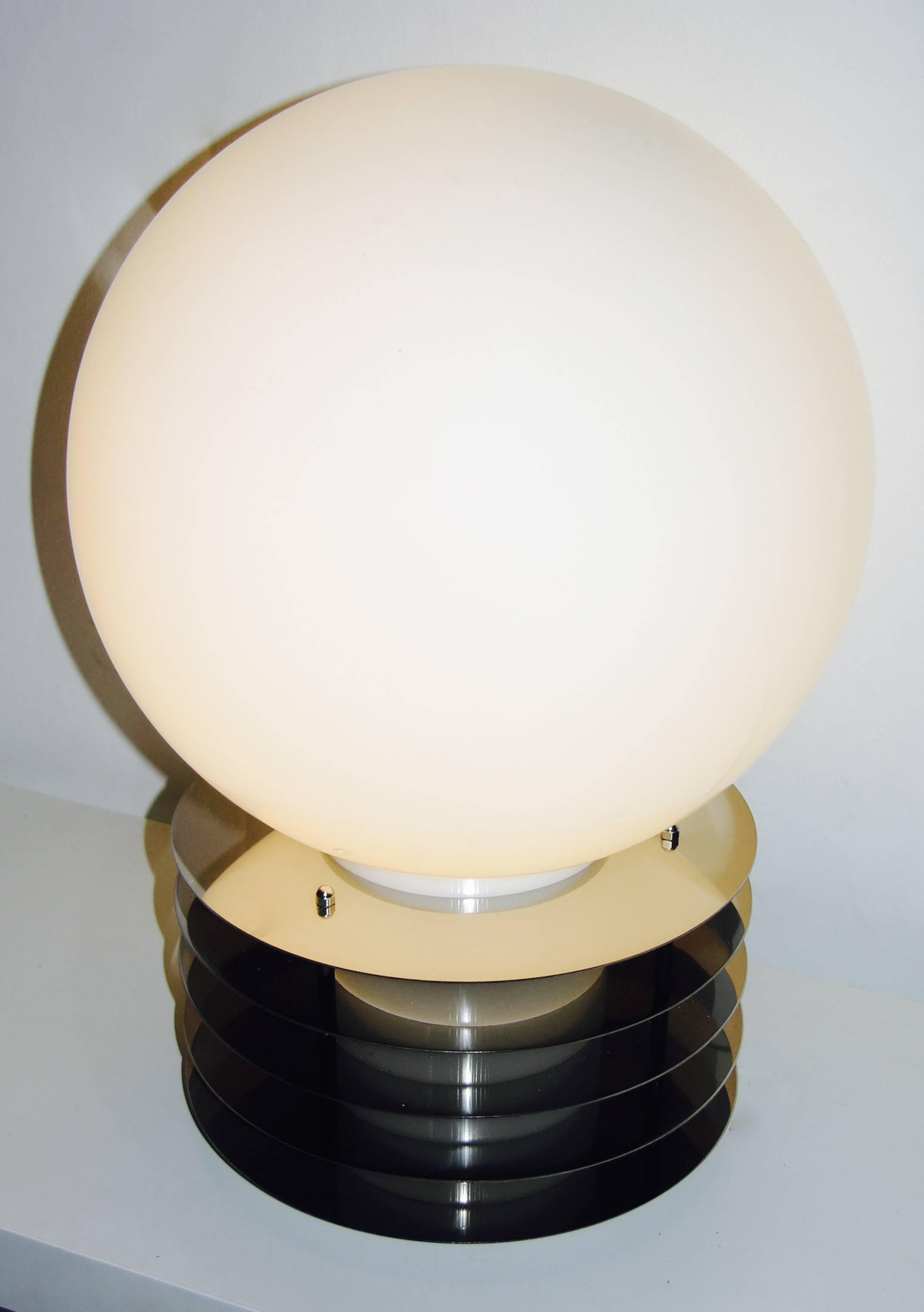 1960s Italian Pair of Modern Double-Lit White Glass and Chrome Round Table Lamps 1