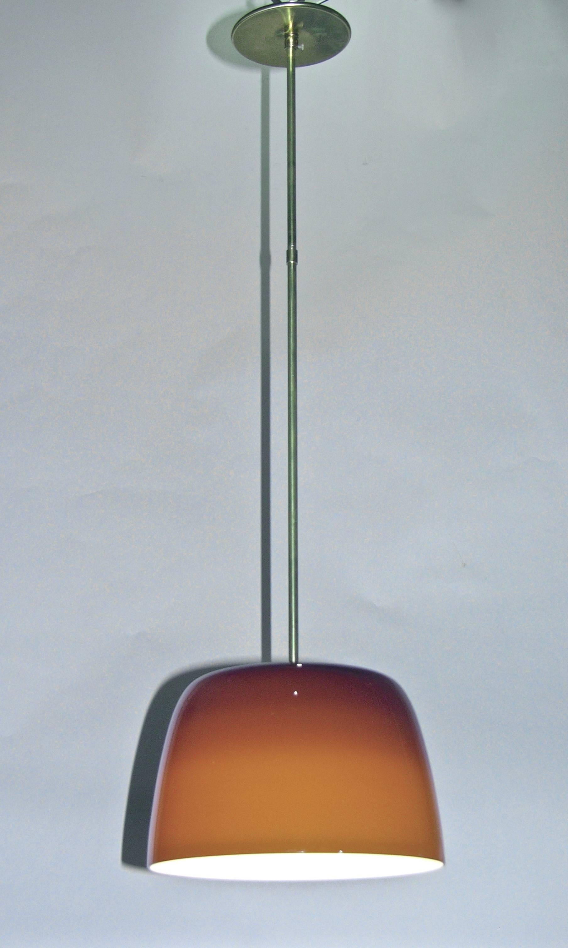 Diese Vintage-Pendelleuchte besteht aus hochwertigem Kaffee-Murano-Glas, das zur Intensivierung des Lichts weiß überfangen wurde. Das Design ist raffiniert durchdacht mit einer konkaven Oberseite, um die Befestigung der Messingstange zu verbergen