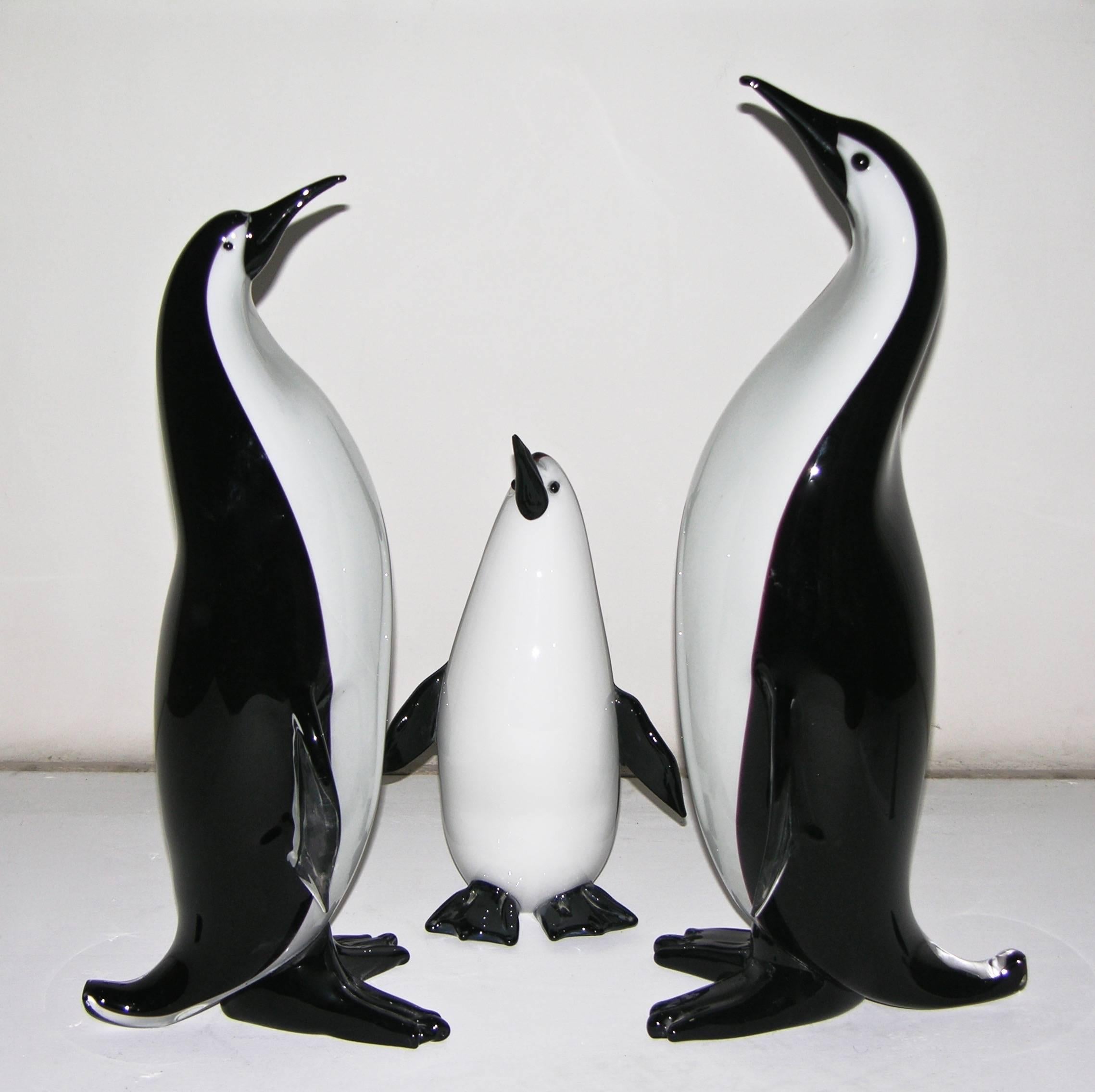 A group of three scaled penguins by Formia, rare for the grand size, in blown overlaid black and white Murano glass, the black color with graduated purple edges, to add relief.
Can be purchased individually.
Dimensions of medium penguin: H 21in, W