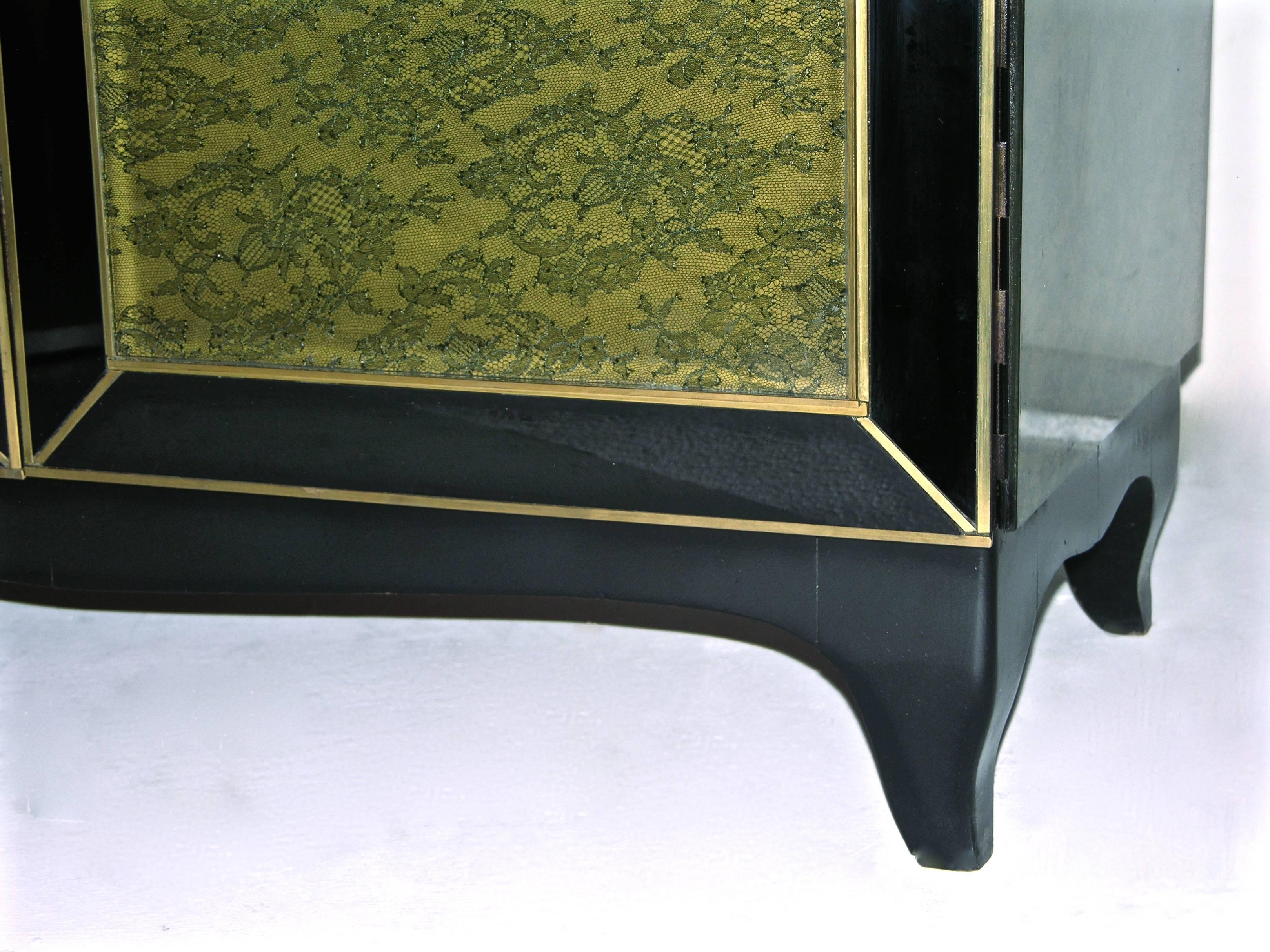 1970s One-of-a-Kind Italian Brass & Black Glass Cabinet with Green Lace Inlays In Excellent Condition In New York, NY