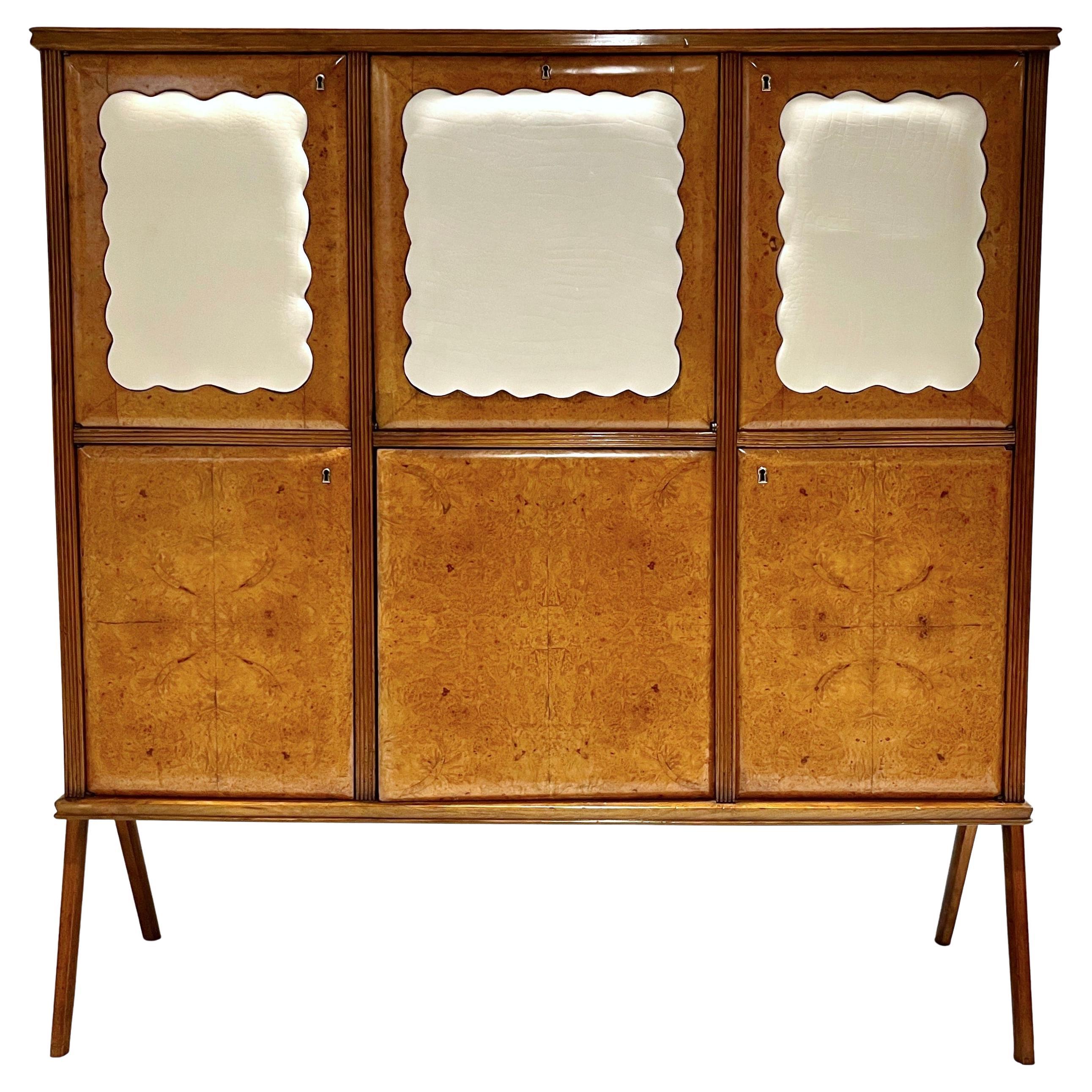 Cabinet Bar in legno d
acero di radica degli anni
50 con pannelli in pelle color crema