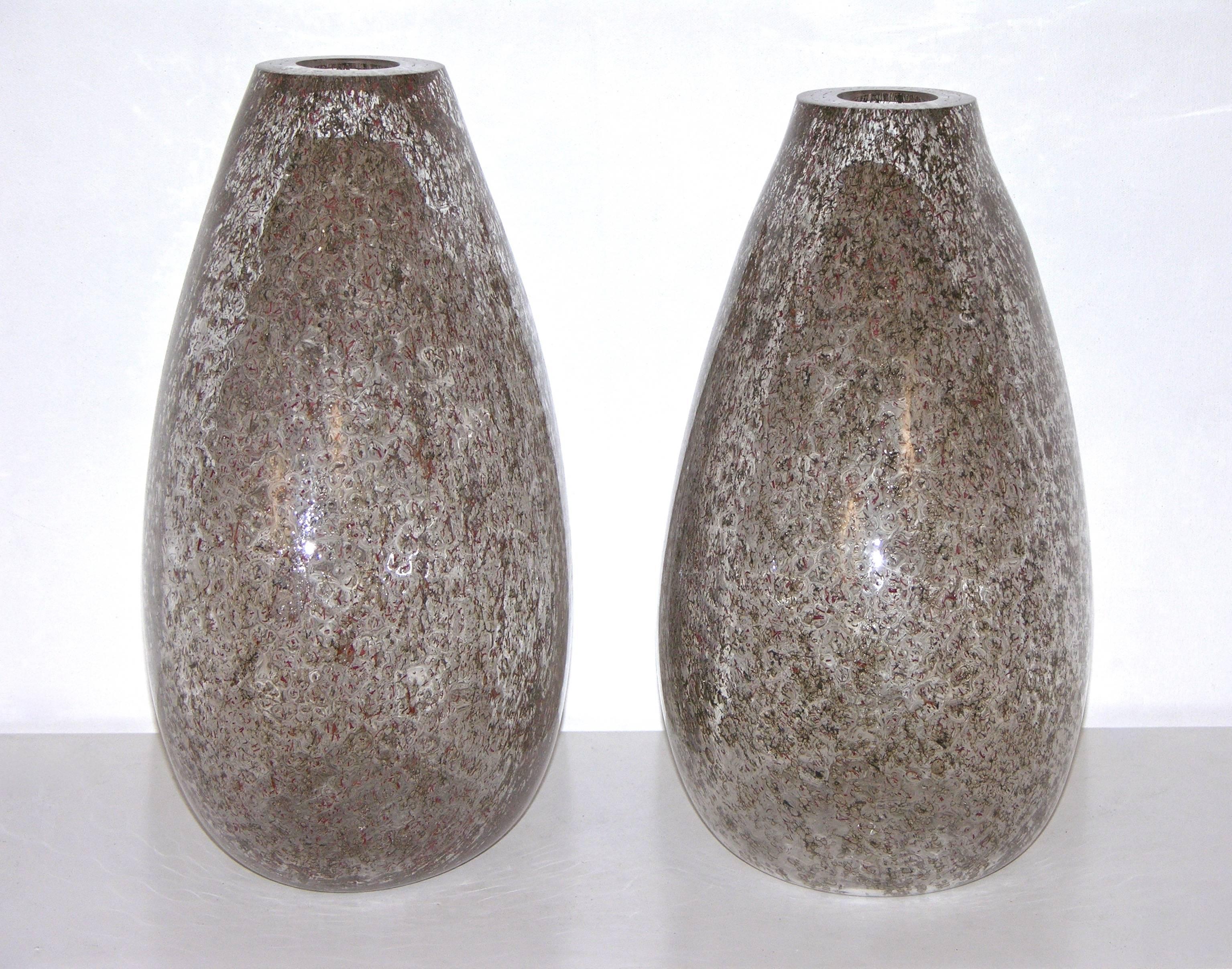 Two very interesting blown Murano glass vases, a creation by Paolo Crepax for Le Fablier, the texture is incredible due to an exceptional technique of inserted red and green organic filaments in the clear glass worked with bubbles.
This is not an
