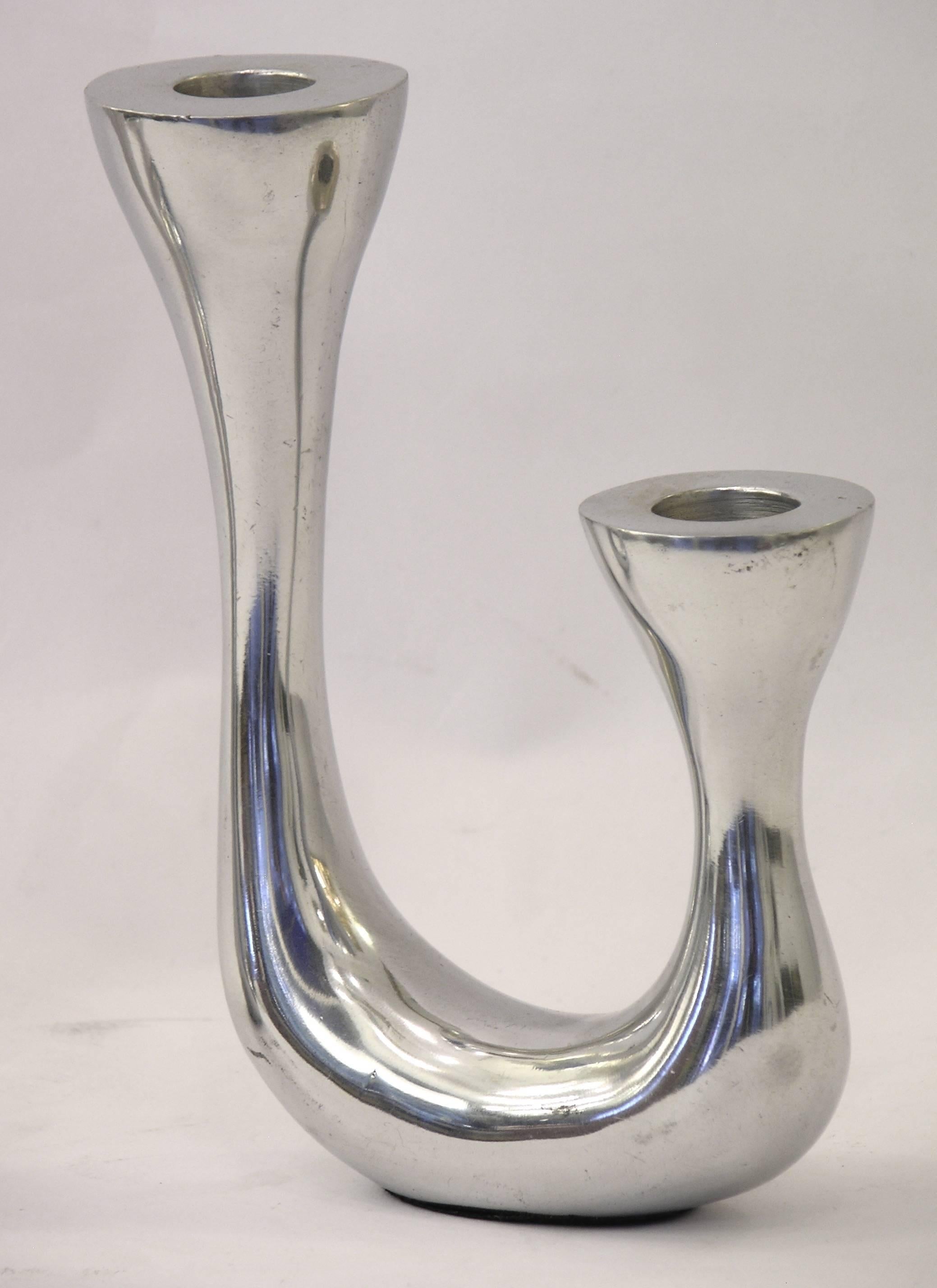 Mid-Century moderno Coppia di candelabri moderni in alluminio fuso lucidato degli anni '70 in vendita