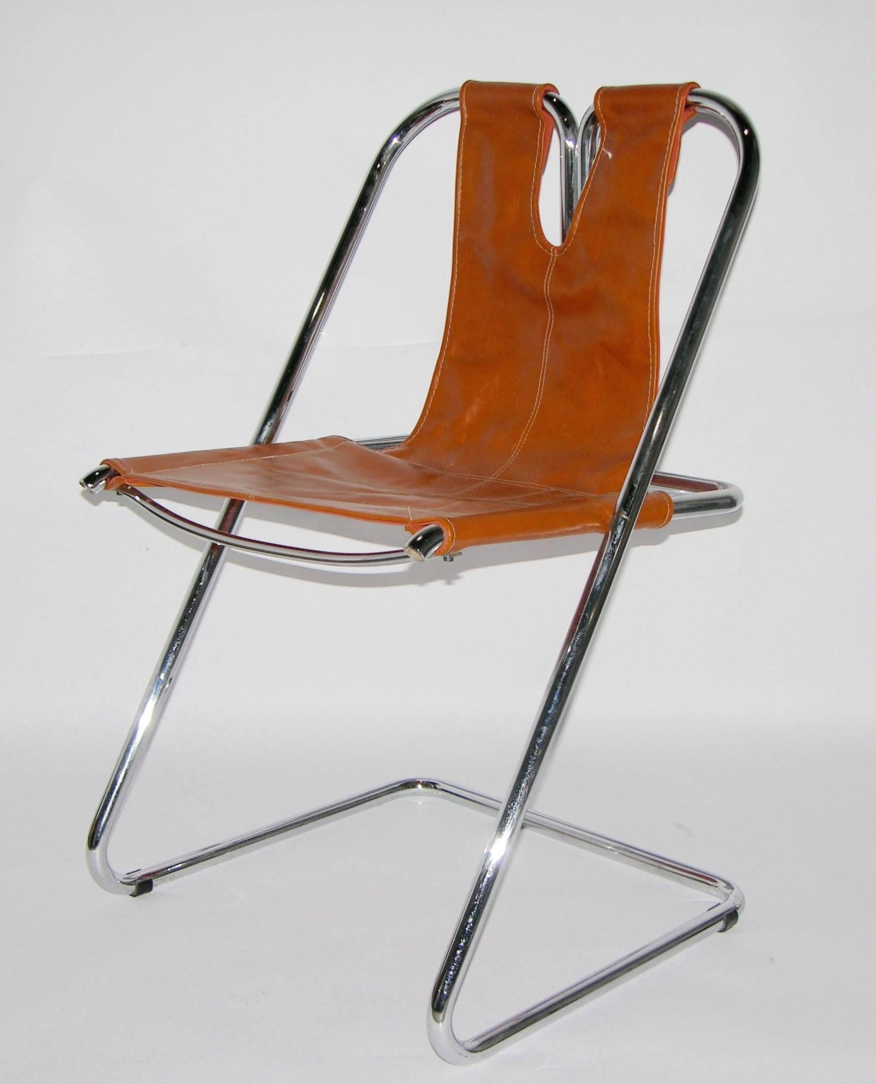 Mid-Century Modern Lot de quatre chaises italiennes des années 1960 en cuir cousu main et chrome en vente