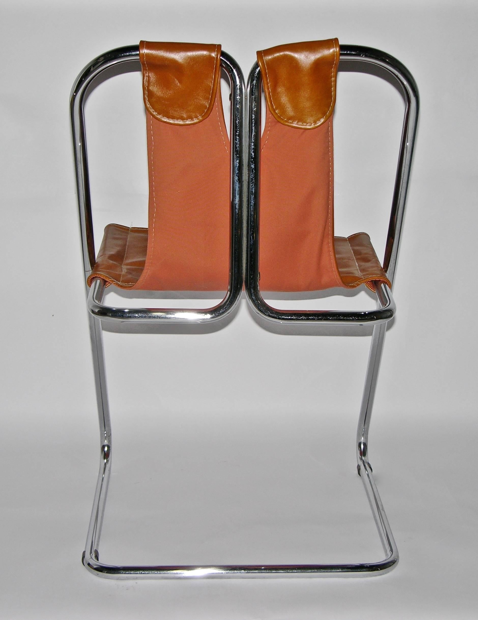 Fait main Lot de quatre chaises italiennes des années 1960 en cuir cousu main et chrome en vente