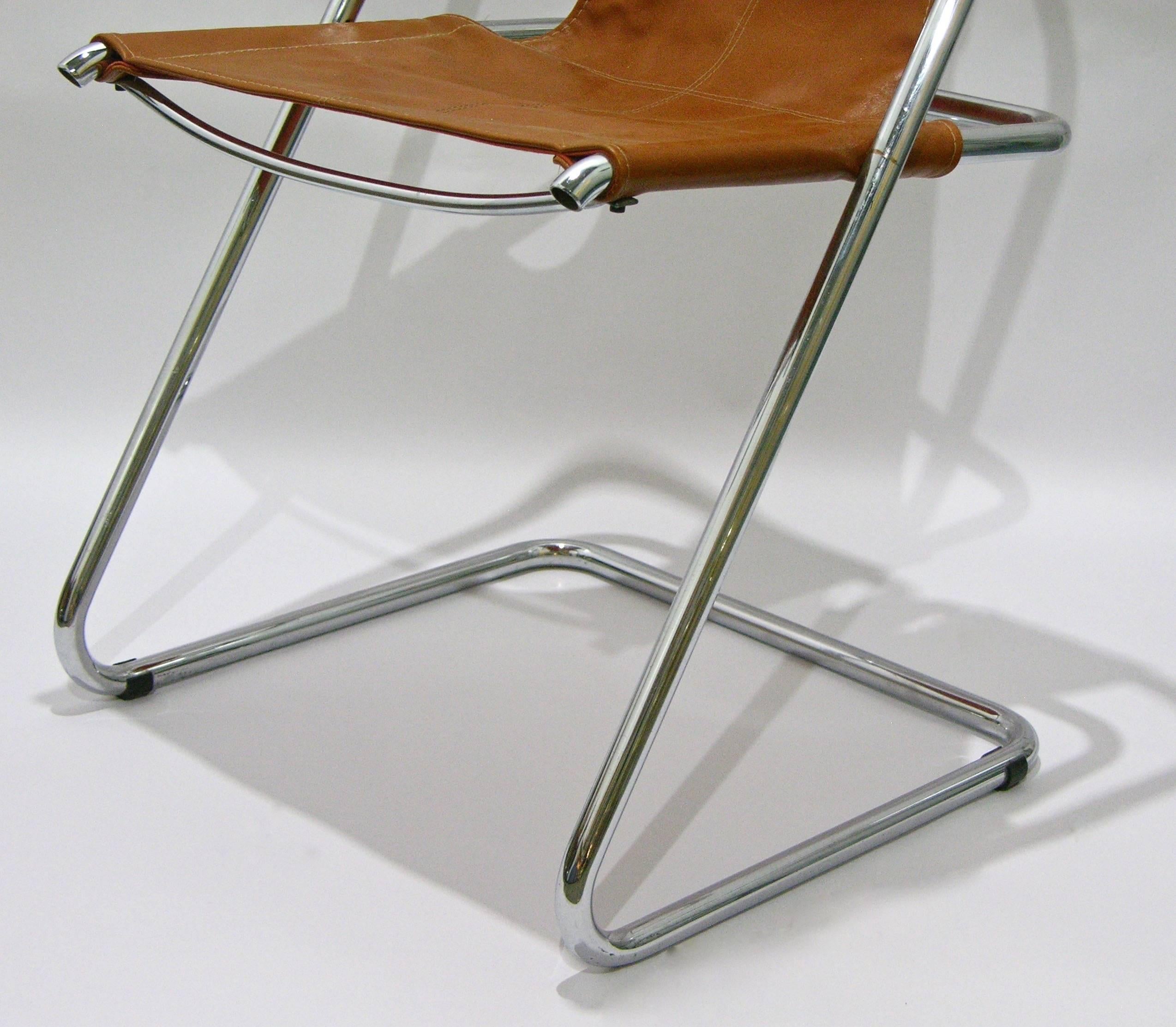 Milieu du XXe siècle Lot de quatre chaises italiennes des années 1960 en cuir cousu main et chrome en vente