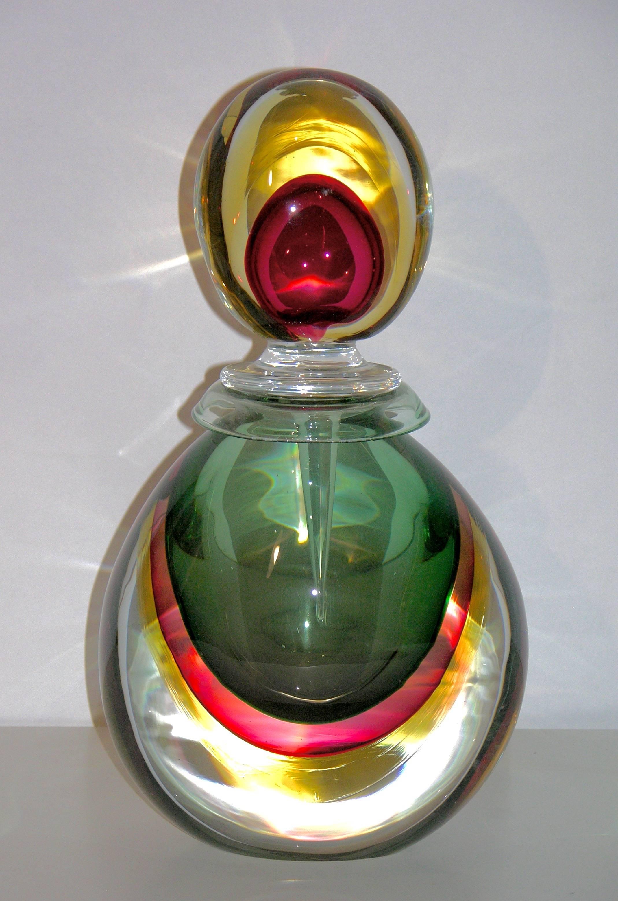 1990s, a very rare Italian bottle, Work of Art by Silvano Signoretto, with drop stopper, in blown Murano glass decorated with the Venetian technique Sommerso, the green body encased in the lower part with red, yellow and clear glass layers. The