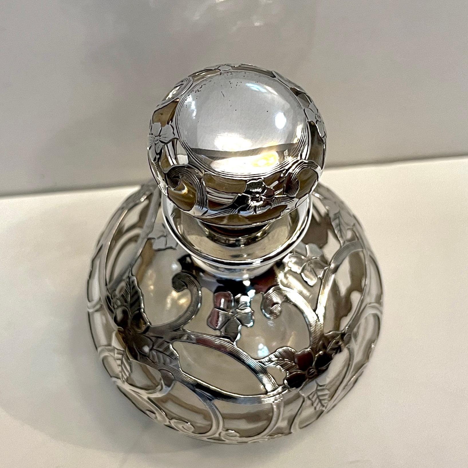 Belle Époque Bottiglia di profumo in vetro cristallo con sovrapposizione di fiori in argento Sterling Art Deco francese in vendita