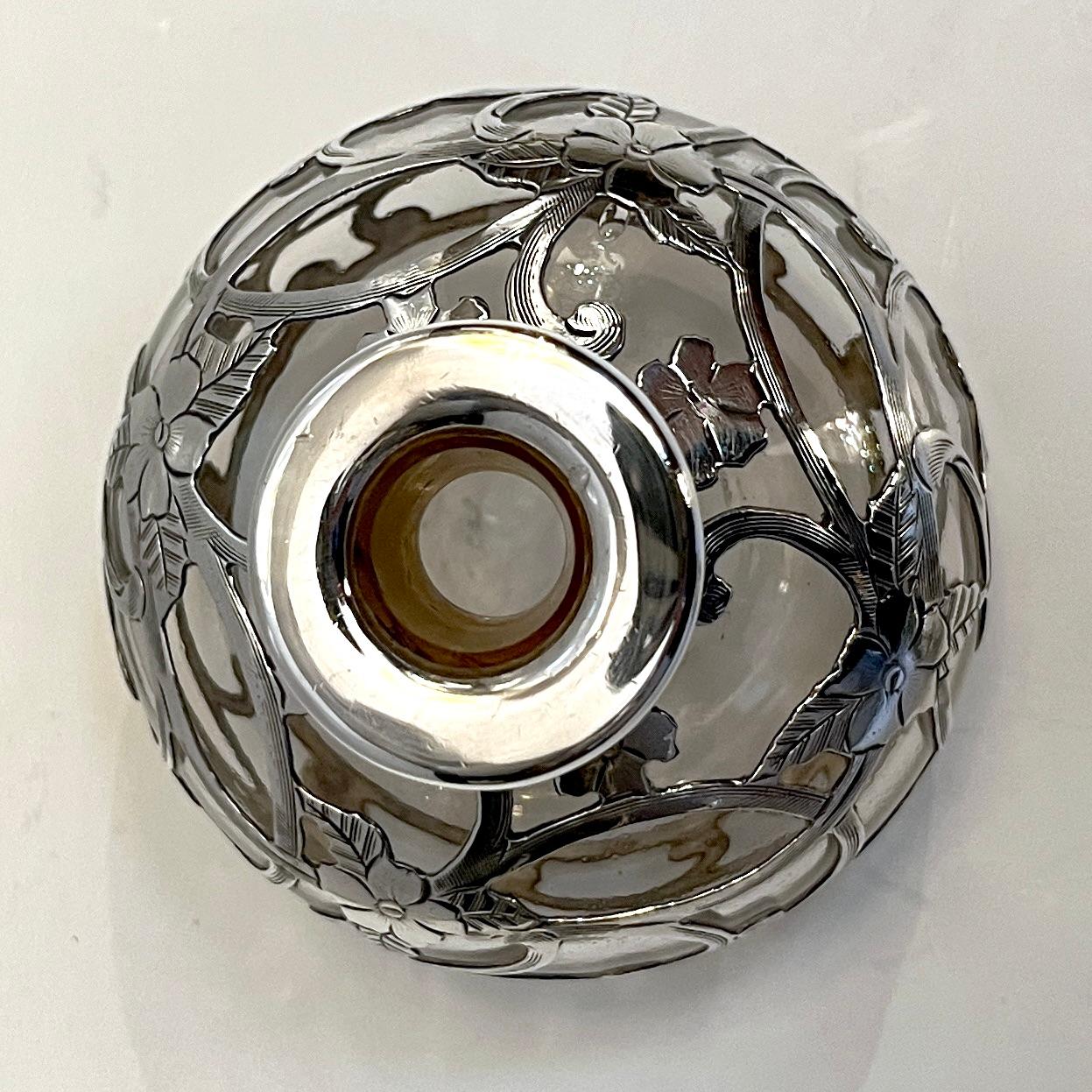 Francese Bottiglia di profumo in vetro cristallo con sovrapposizione di fiori in argento Sterling Art Deco francese in vendita