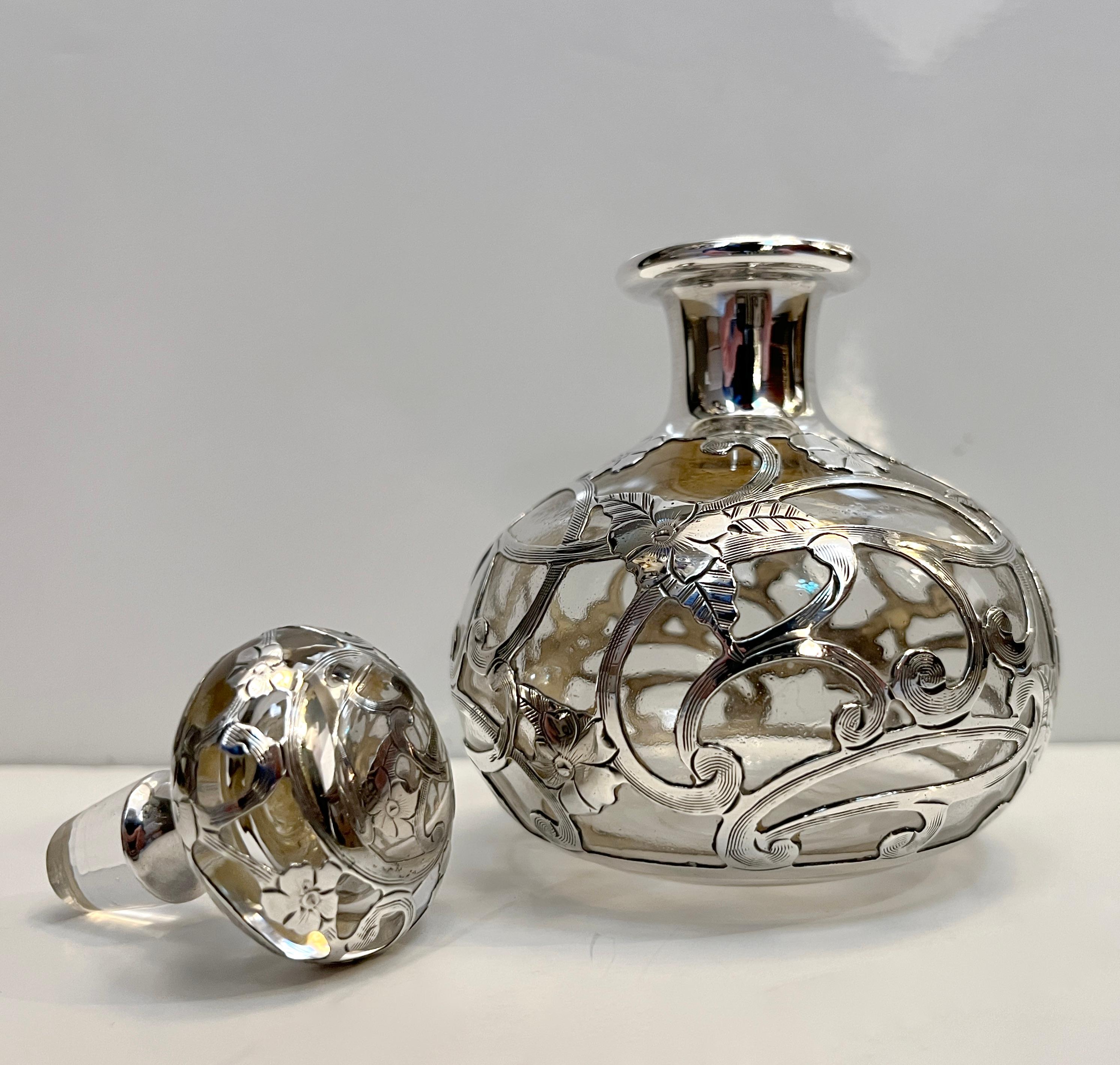 Arte del primo Novecento, bottiglia di profumo in argento Sterling Art Deco con tappo, edizione numerata. Questa bottiglia di profumo in vetro soffiato a mano è avvolta da un intricato decoro in argento sterling traforato con una delicata rete di