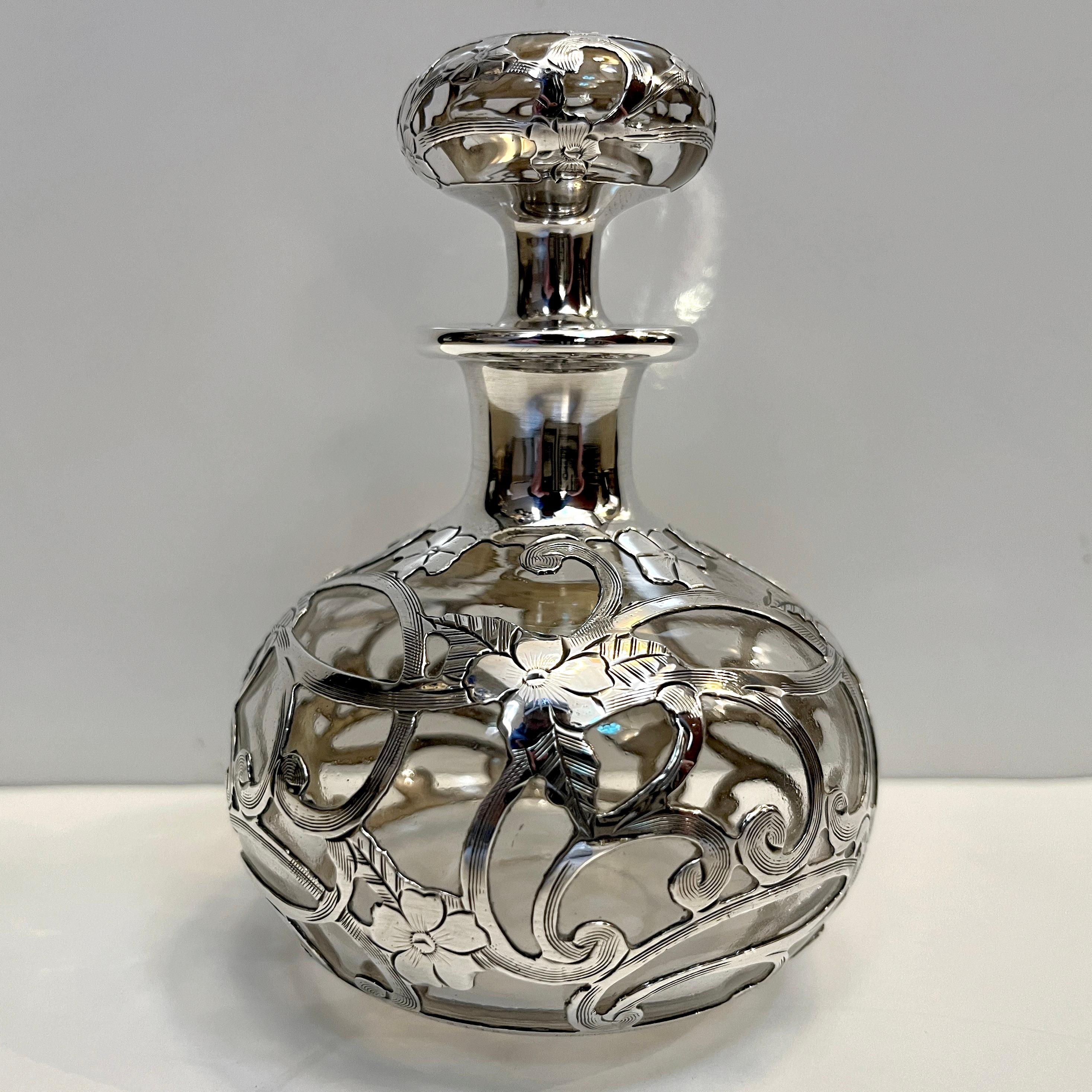 Bottiglia di profumo in vetro cristallo con sovrapposizione di fiori in argento Sterling Art Deco francese in vendita 4