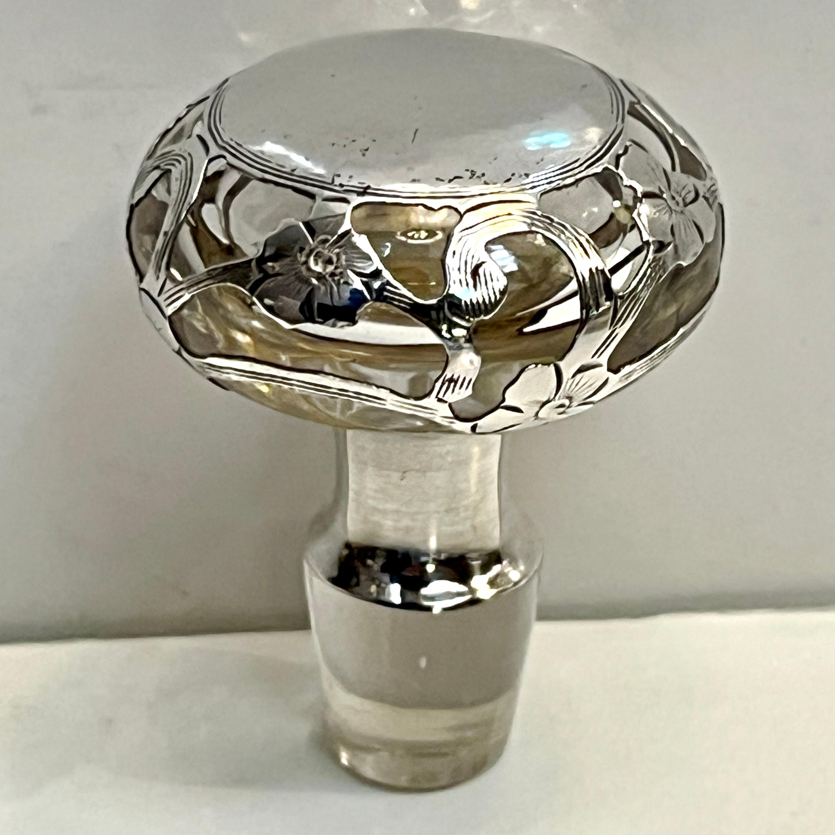 Bottiglia di profumo in vetro cristallo con sovrapposizione di fiori in argento Sterling Art Deco francese in vendita 2