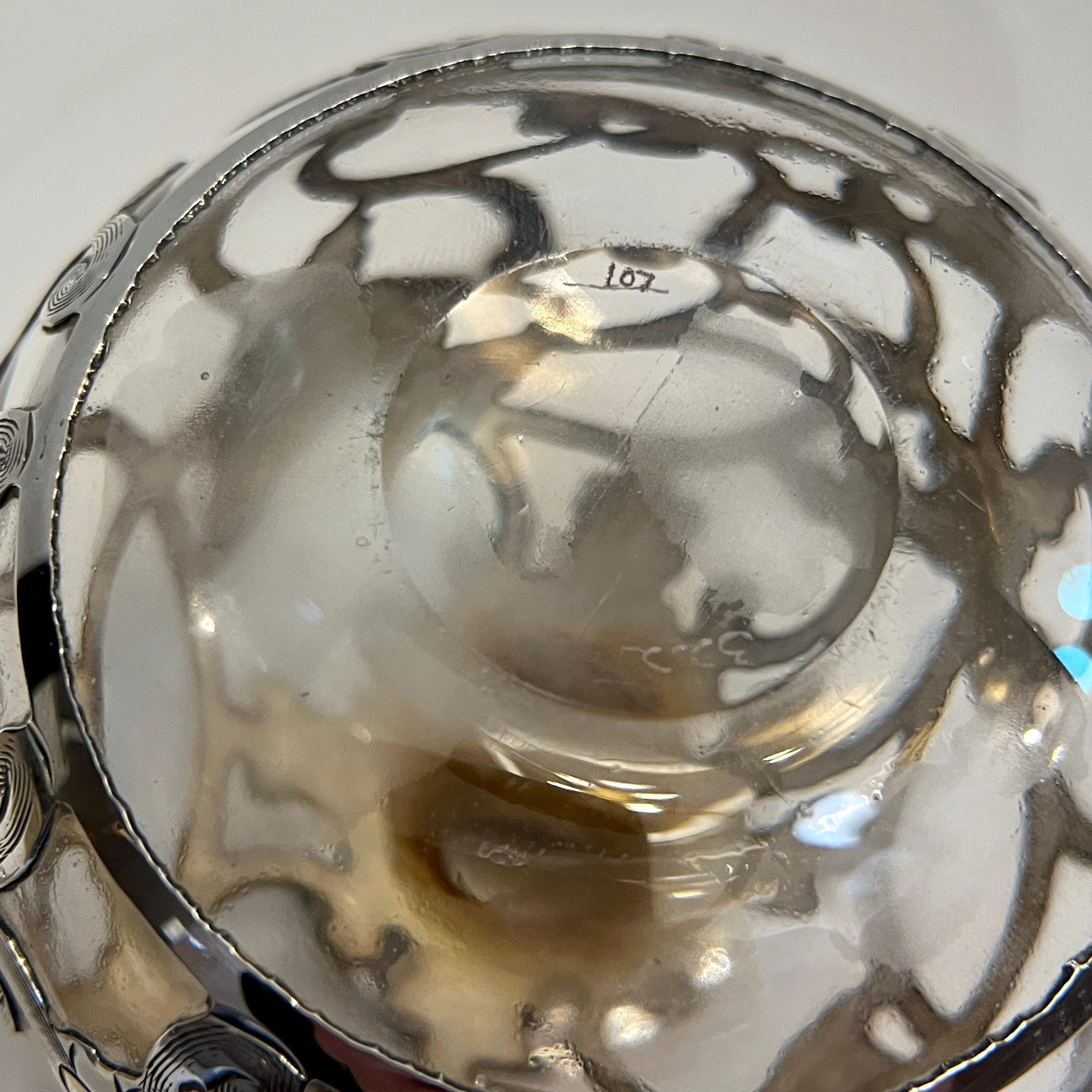 Inizio XX secolo Bottiglia di profumo in vetro cristallo con sovrapposizione di fiori in argento Sterling Art Deco francese in vendita