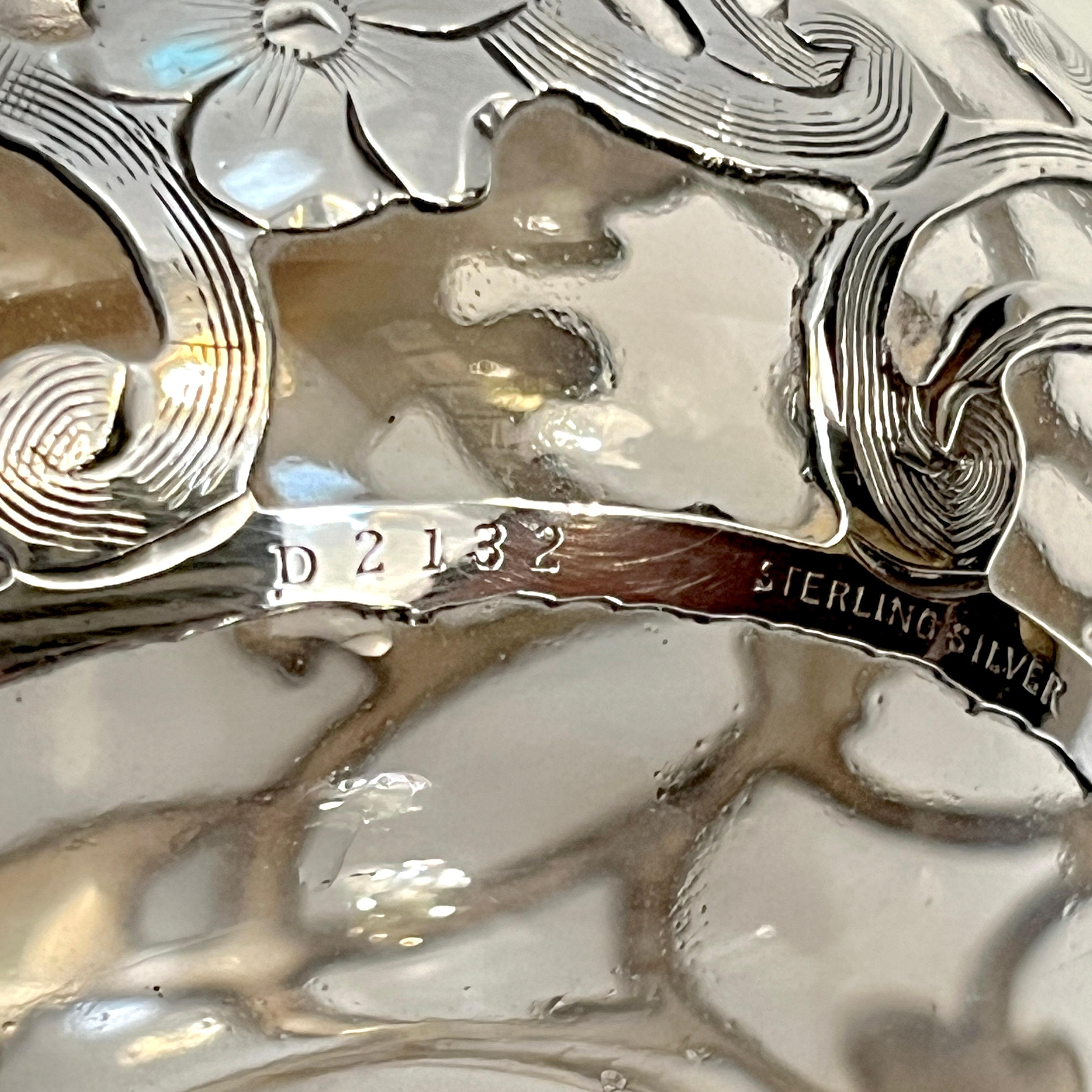 Bottiglia di profumo in vetro cristallo con sovrapposizione di fiori in argento Sterling Art Deco francese In condizioni ottime in vendita a New York, NY