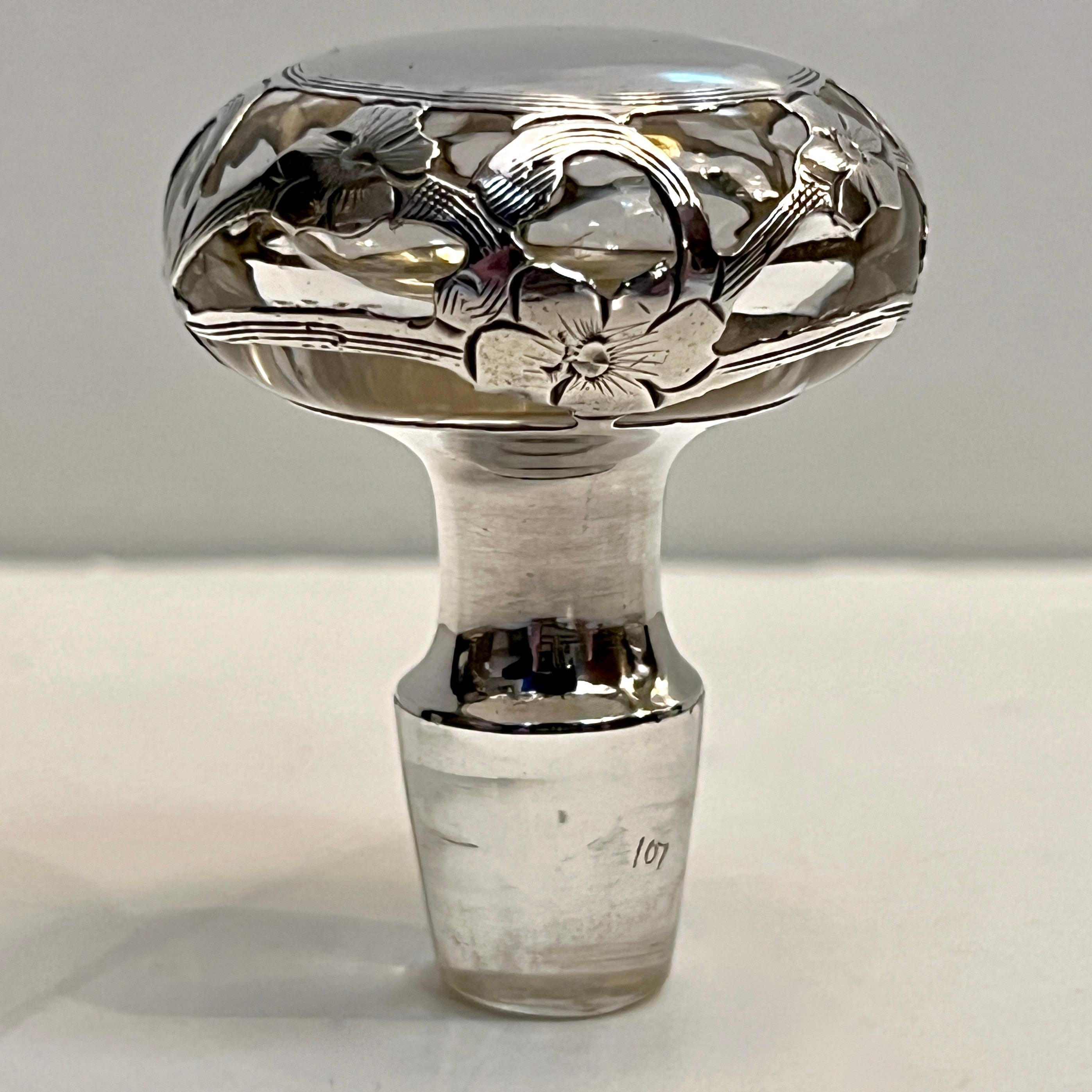 Argento 925 Bottiglia di profumo in vetro cristallo con sovrapposizione di fiori in argento Sterling Art Deco francese in vendita