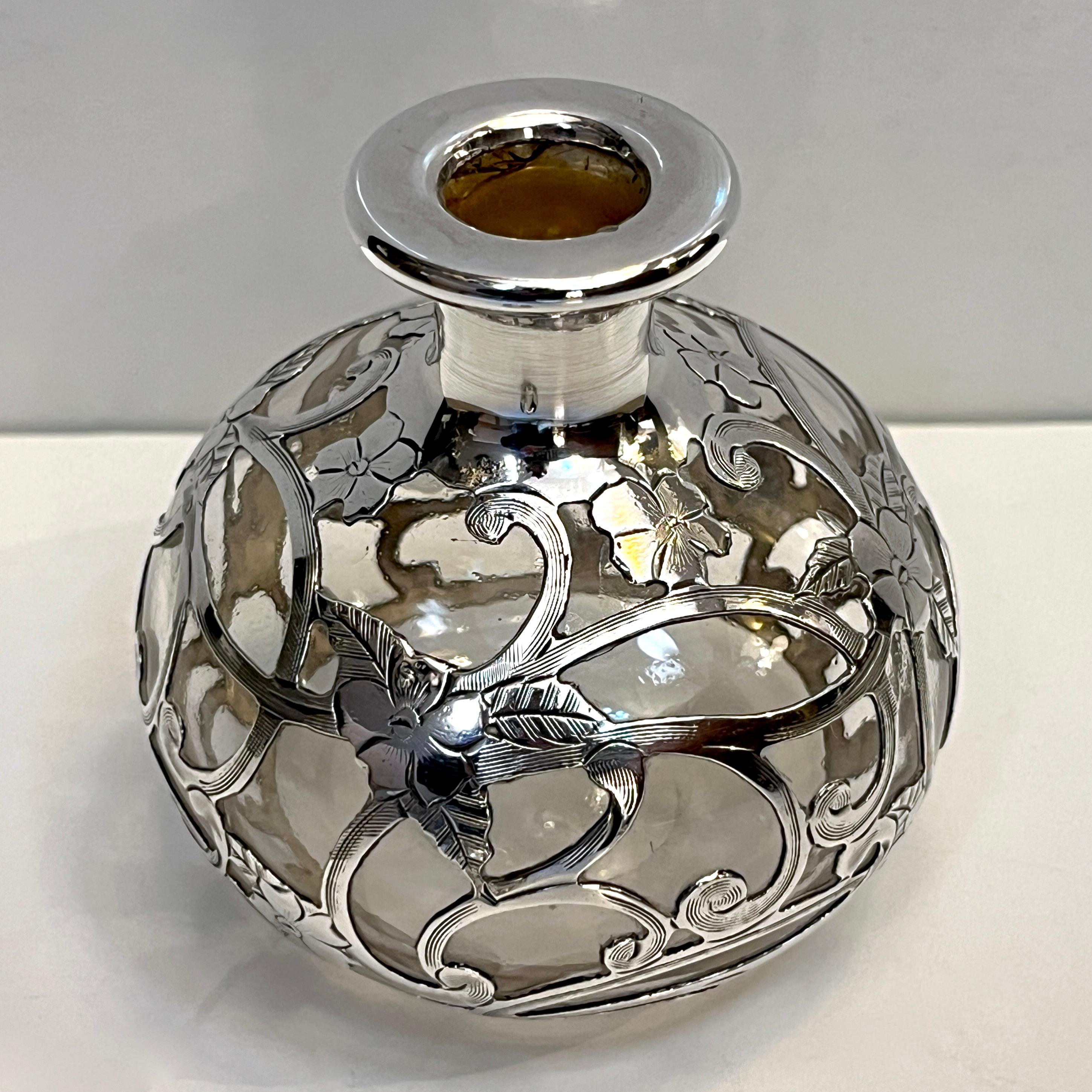 Fatto a mano Bottiglia di profumo in vetro cristallo con sovrapposizione di fiori in argento Sterling Art Deco francese in vendita