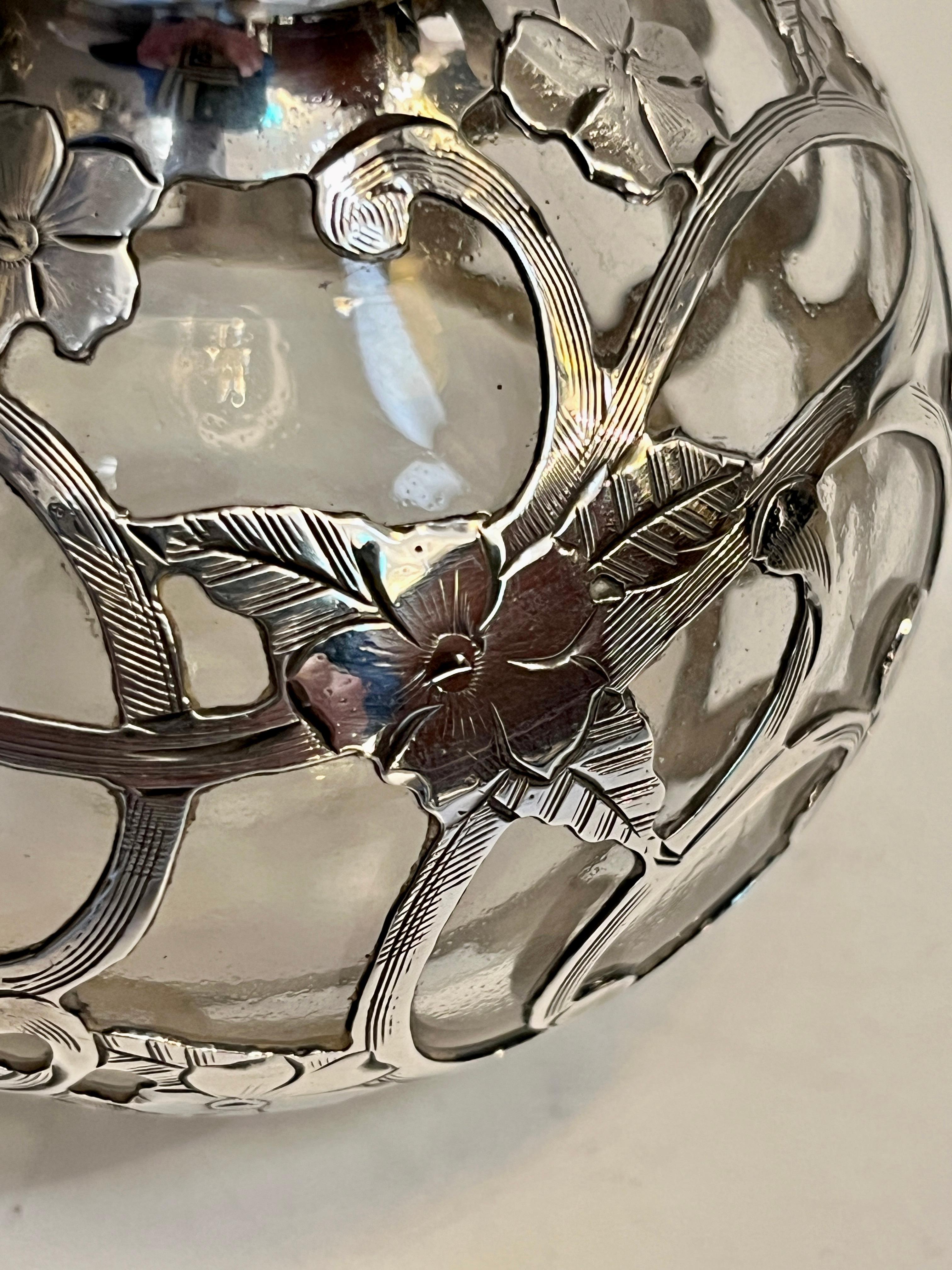 Bottiglia di profumo in vetro cristallo con sovrapposizione di fiori in argento Sterling Art Deco francese in vendita 1