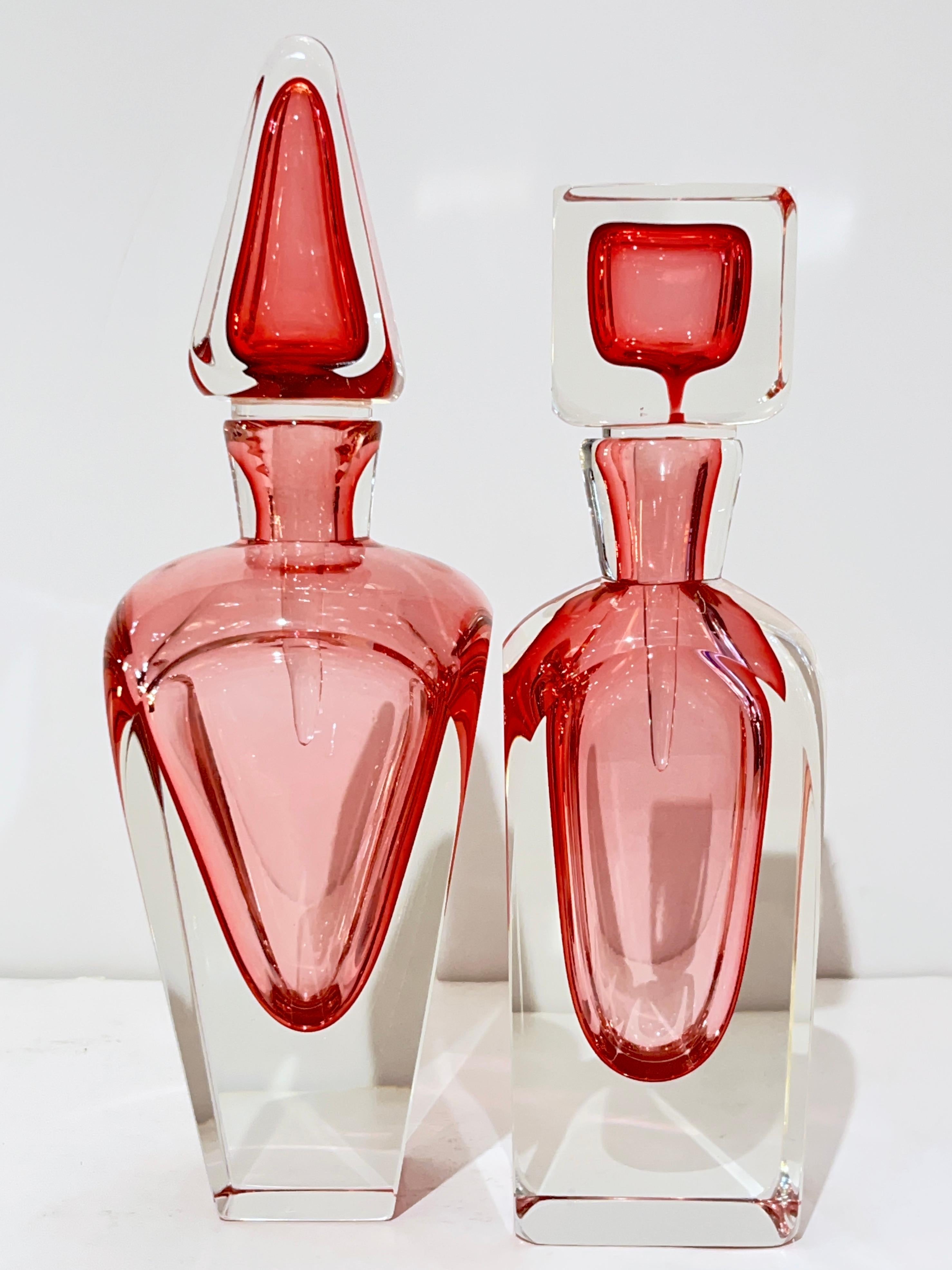 Raro set di 2 bottiglie in vetro artistico della metà del secolo scorso, realizzate a mano e dal design Art Deco italiano. Bellissima e sofisticata decorazione veneziana con la tecnica del Sommerso. Affermazioni scultoree che incarnano sia