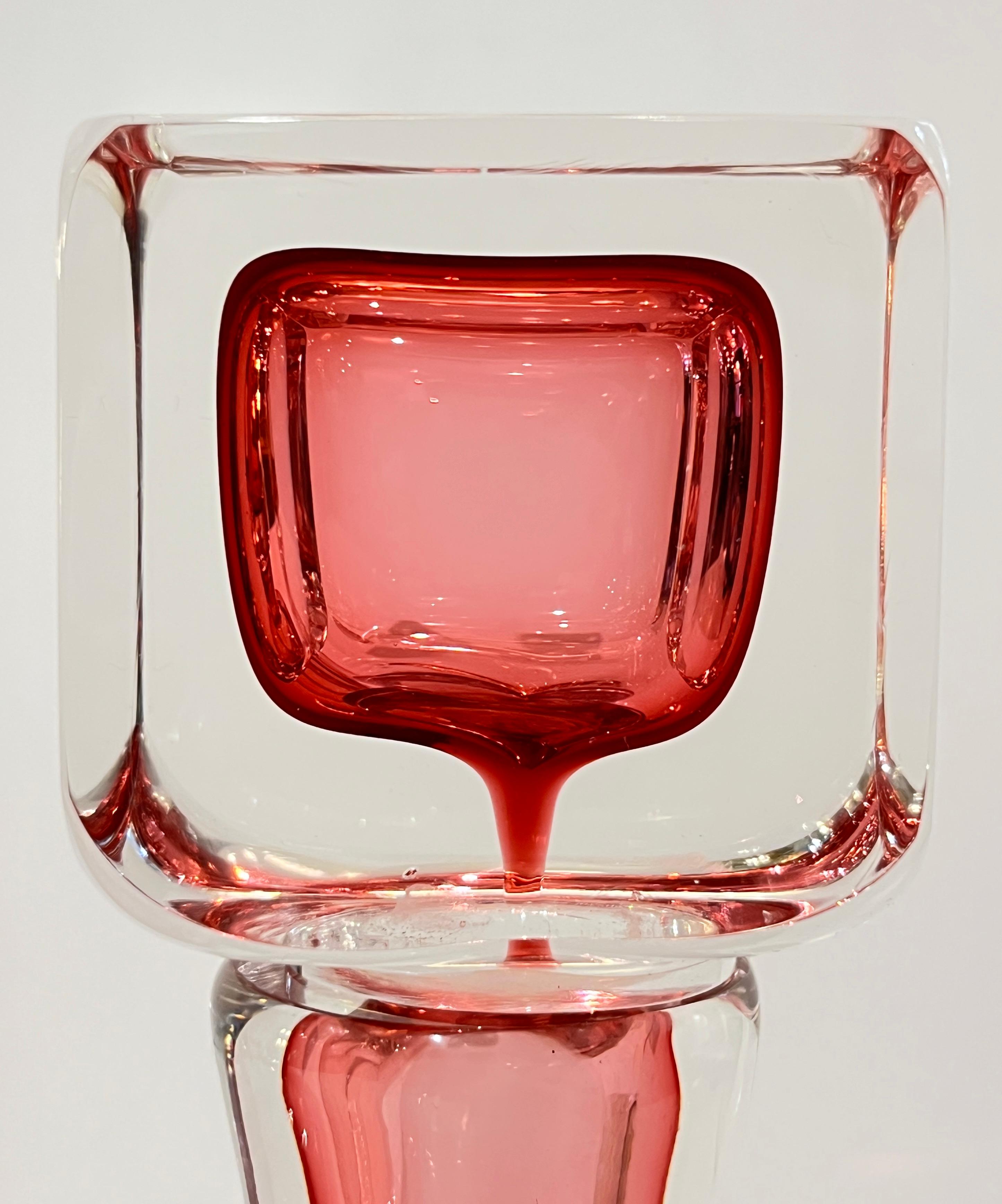 Italiano Set di 2 bottiglie alte in vetro di Murano in stile moderno italiano, fucsia, corallo, rosa e cristallo in vendita