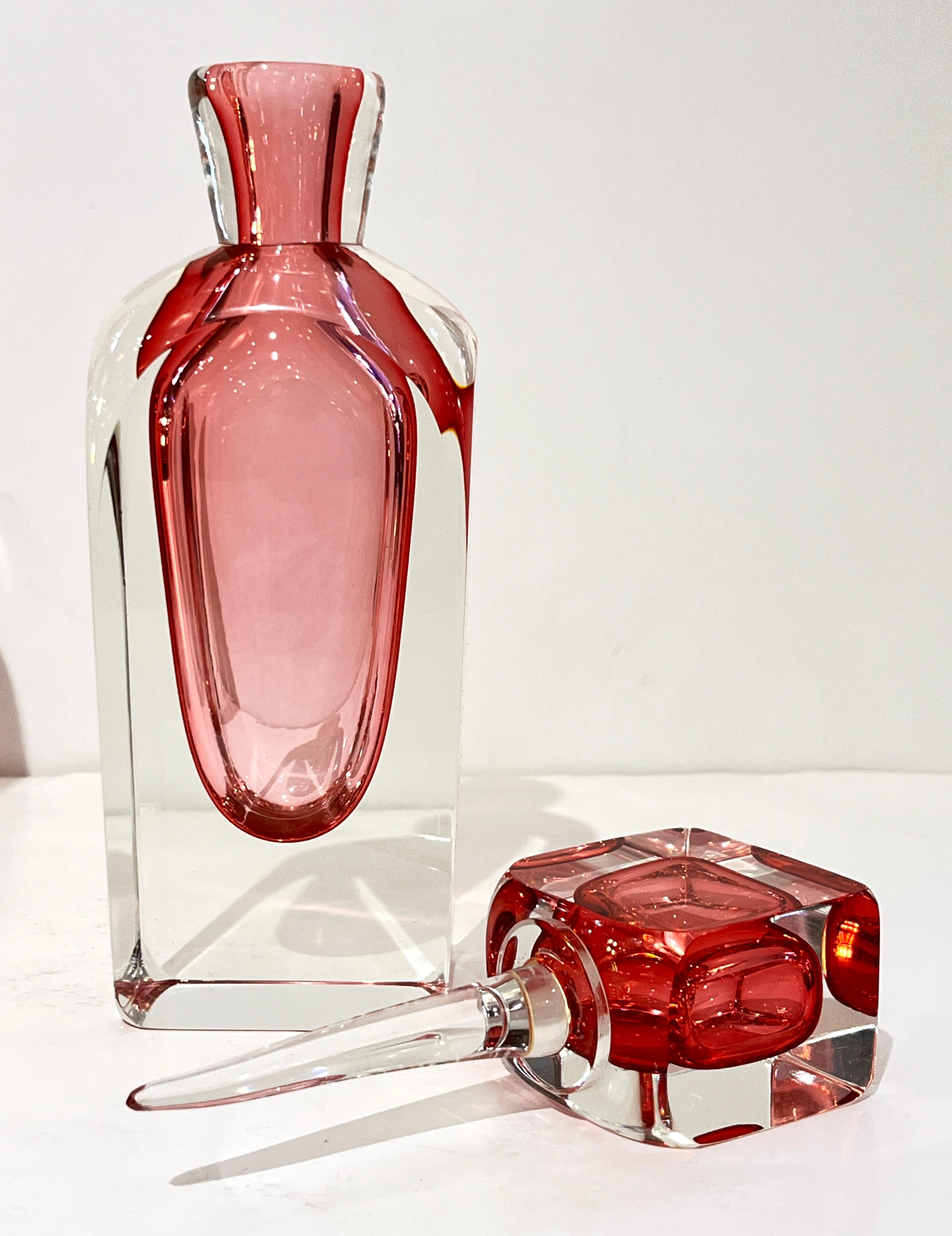 Fatto a mano Set di 2 bottiglie alte in vetro di Murano in stile moderno italiano, fucsia, corallo, rosa e cristallo in vendita