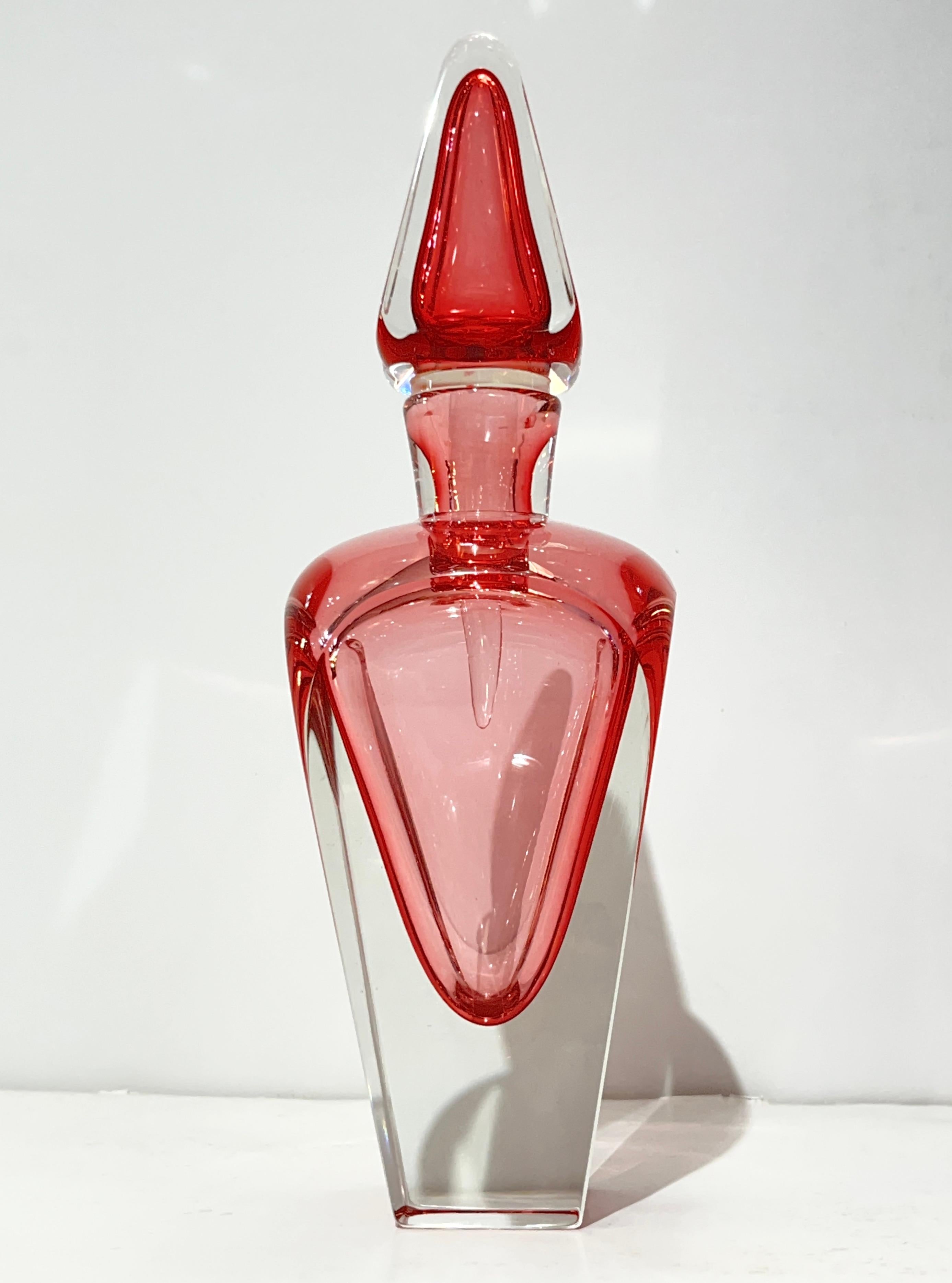 Set di 2 bottiglie alte in vetro di Murano in stile moderno italiano, fucsia, corallo, rosa e cristallo in vendita 2