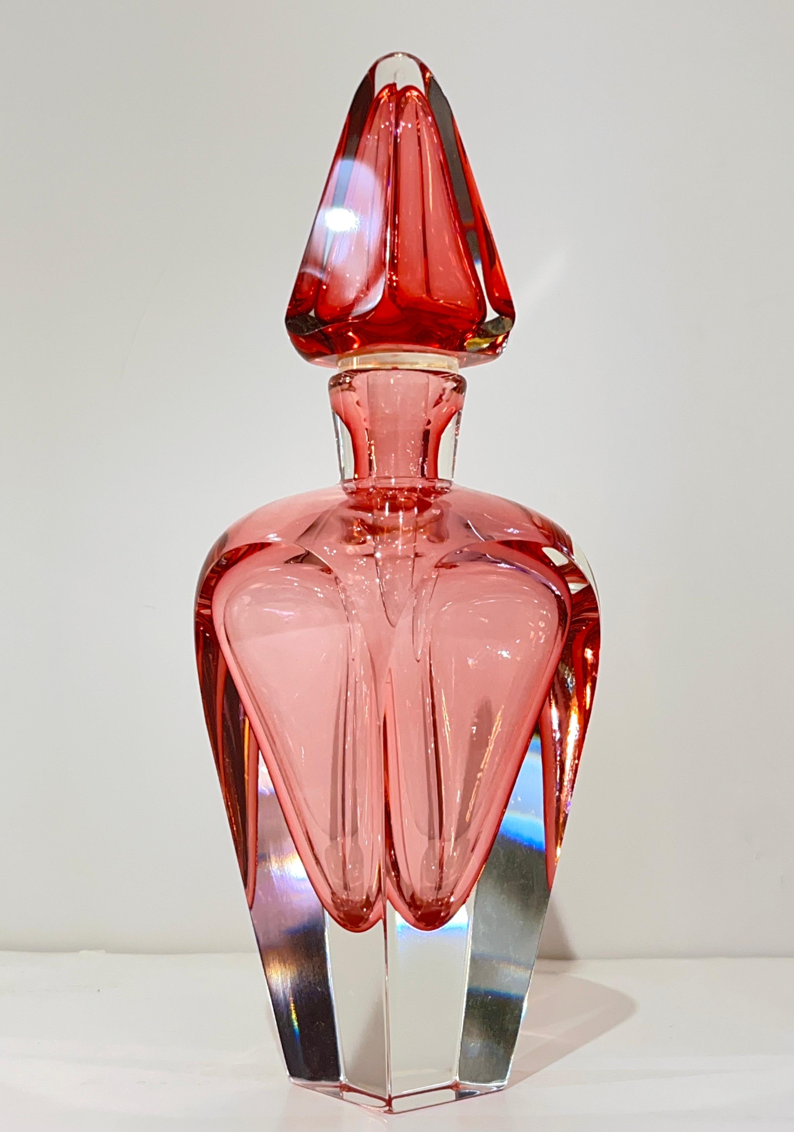 Vetro soffiato Set di 2 bottiglie alte in vetro di Murano in stile moderno italiano, fucsia, corallo, rosa e cristallo in vendita
