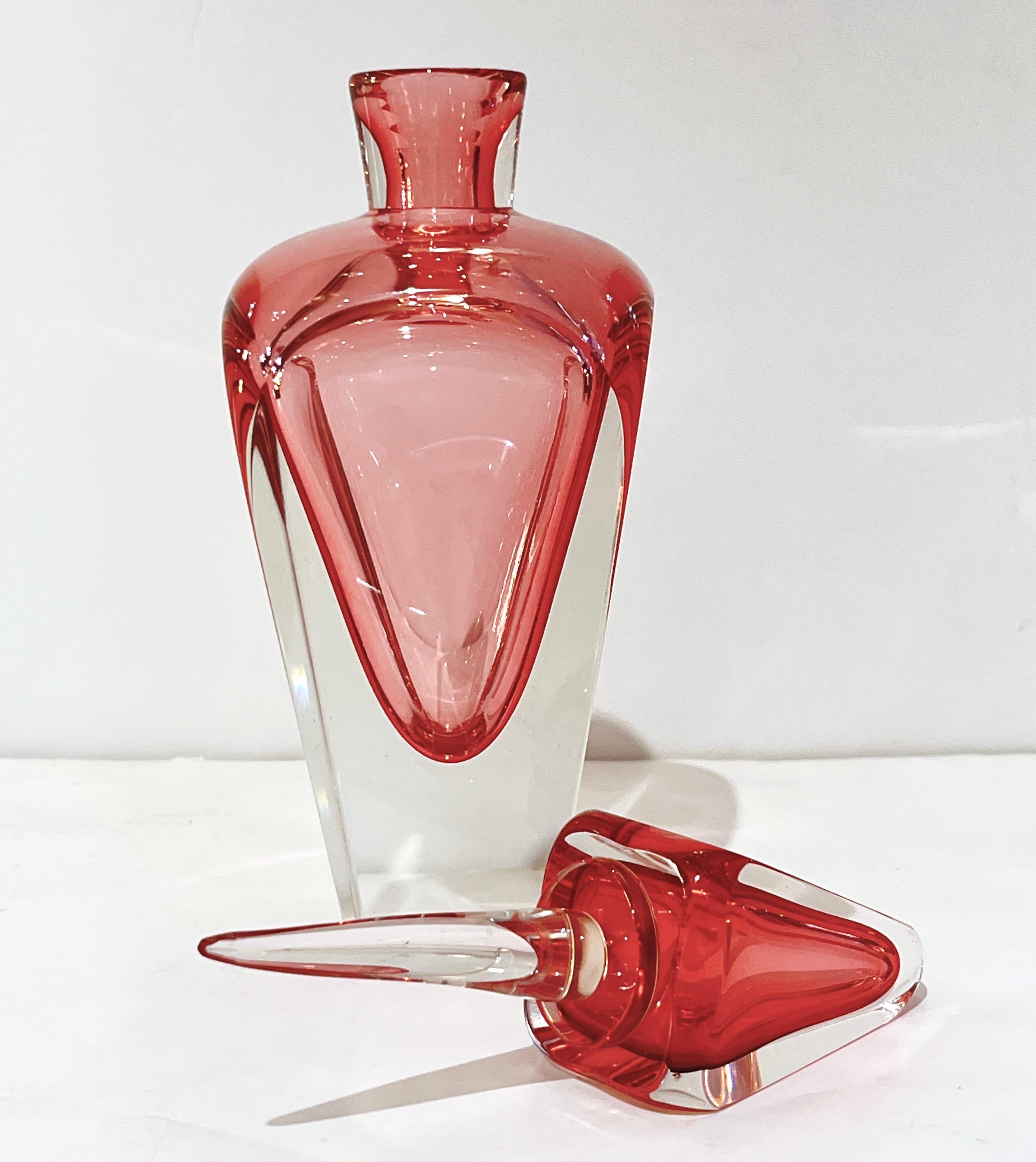 Set di 2 bottiglie alte in vetro di Murano in stile moderno italiano, fucsia, corallo, rosa e cristallo in vendita 1