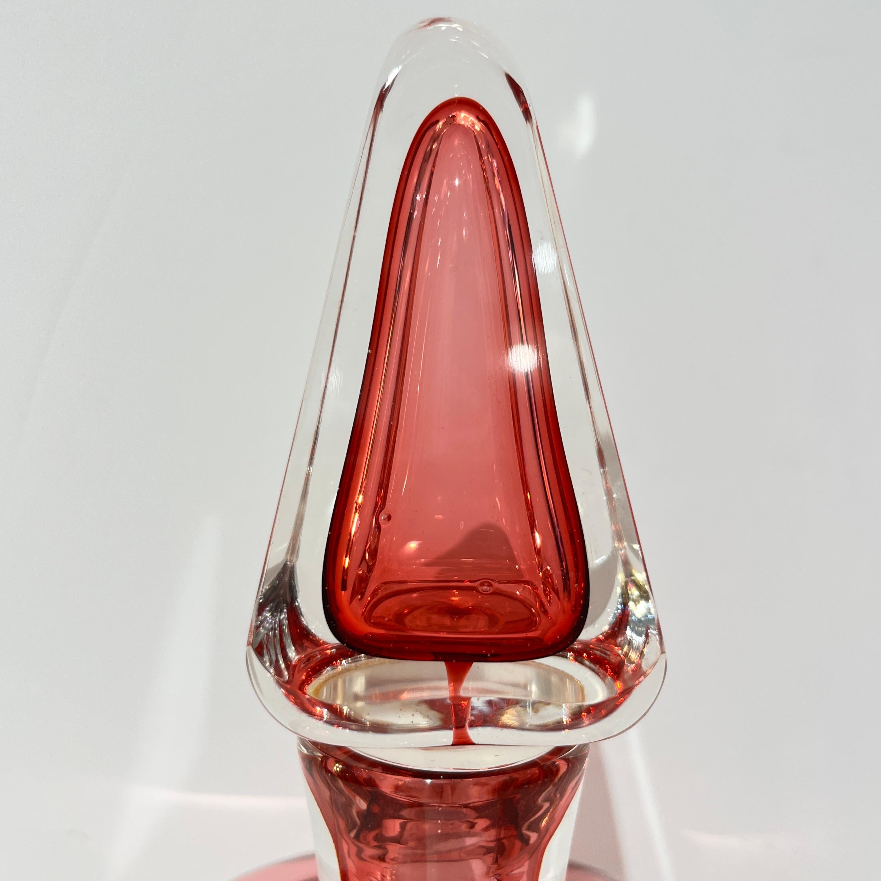 Set di 2 bottiglie alte in vetro di Murano in stile moderno italiano, fucsia, corallo, rosa e cristallo in vendita 3