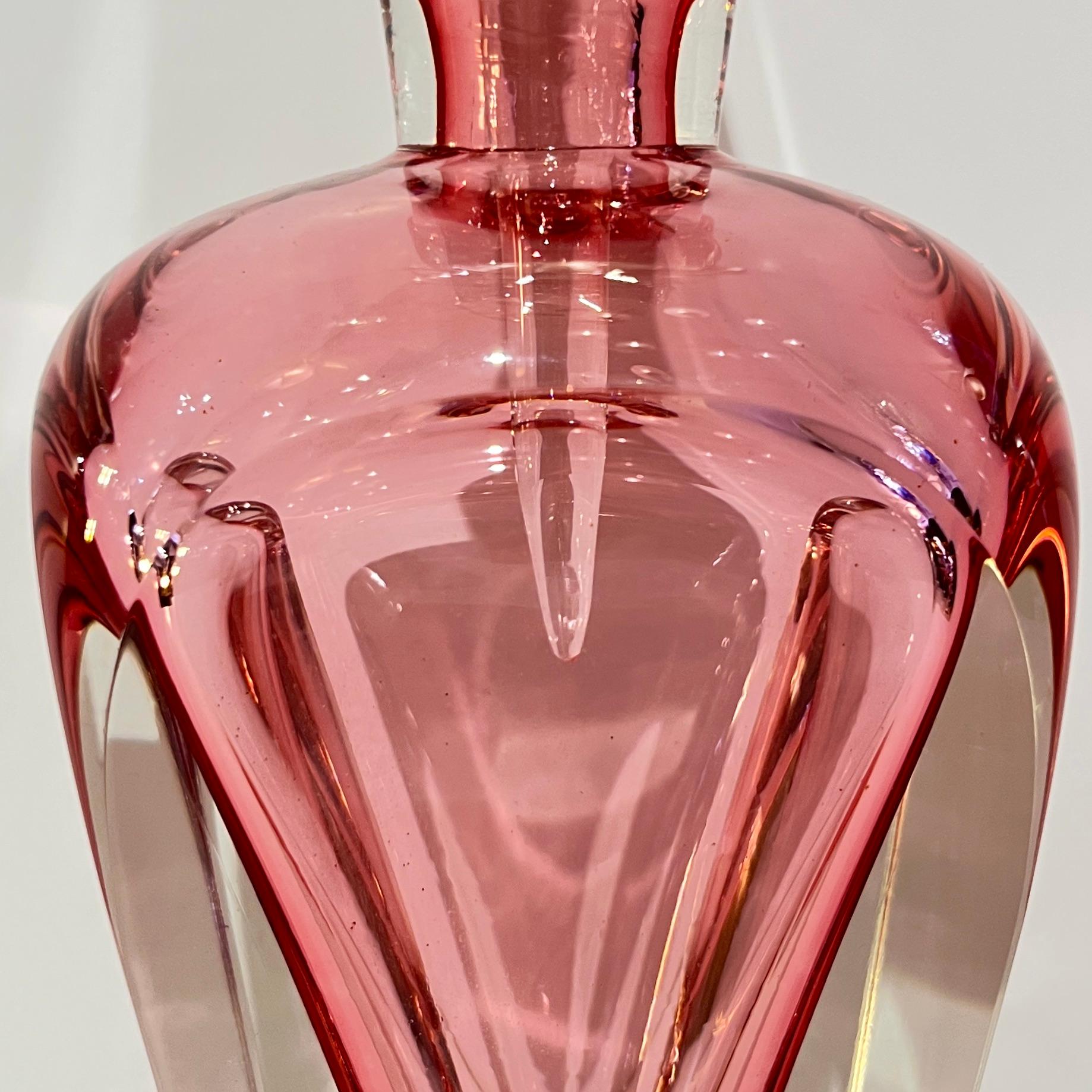 Set di 2 bottiglie alte in vetro di Murano in stile moderno italiano, fucsia, corallo, rosa e cristallo in vendita 4