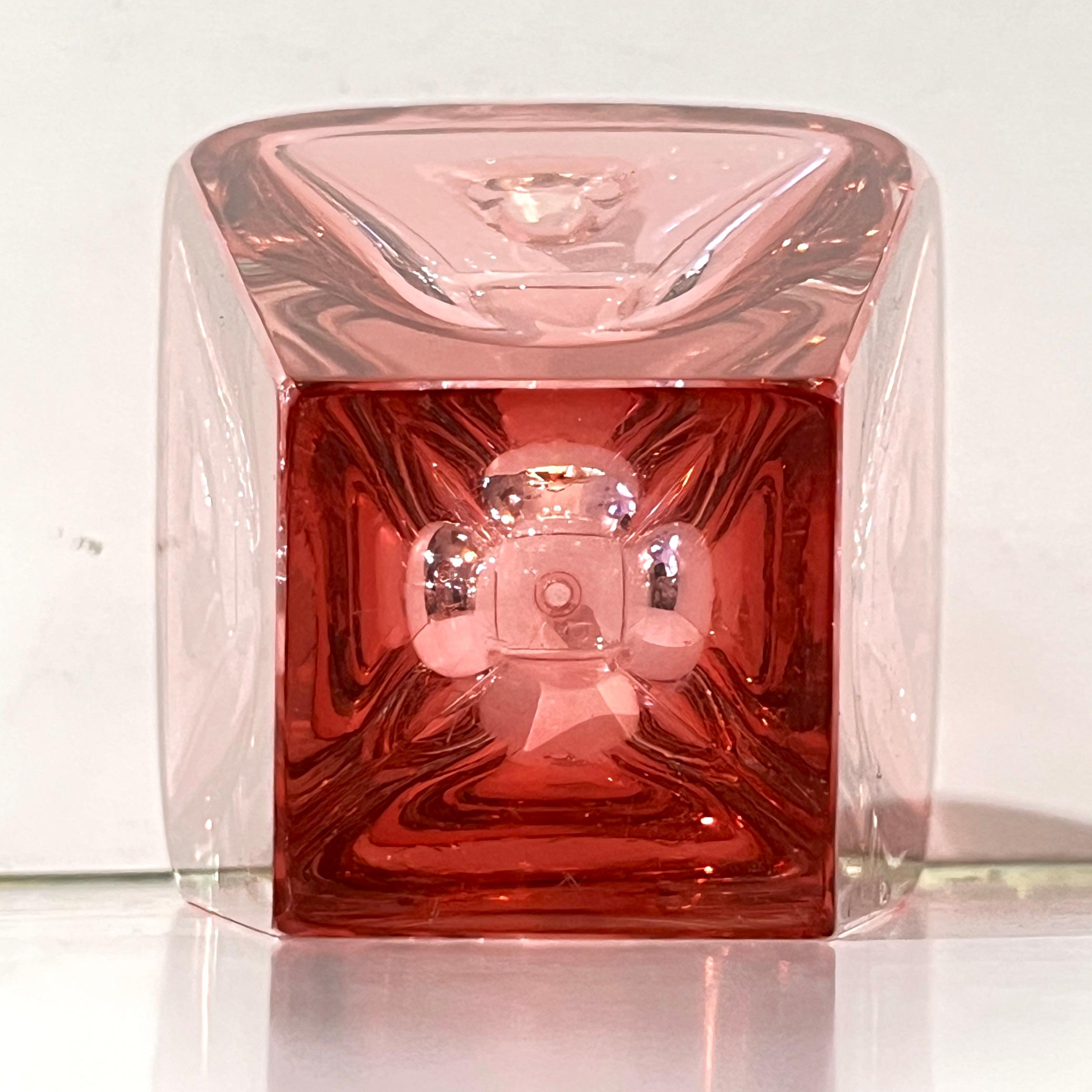 Set di 2 bottiglie alte in vetro di Murano in stile moderno italiano, fucsia, corallo, rosa e cristallo in vendita 5