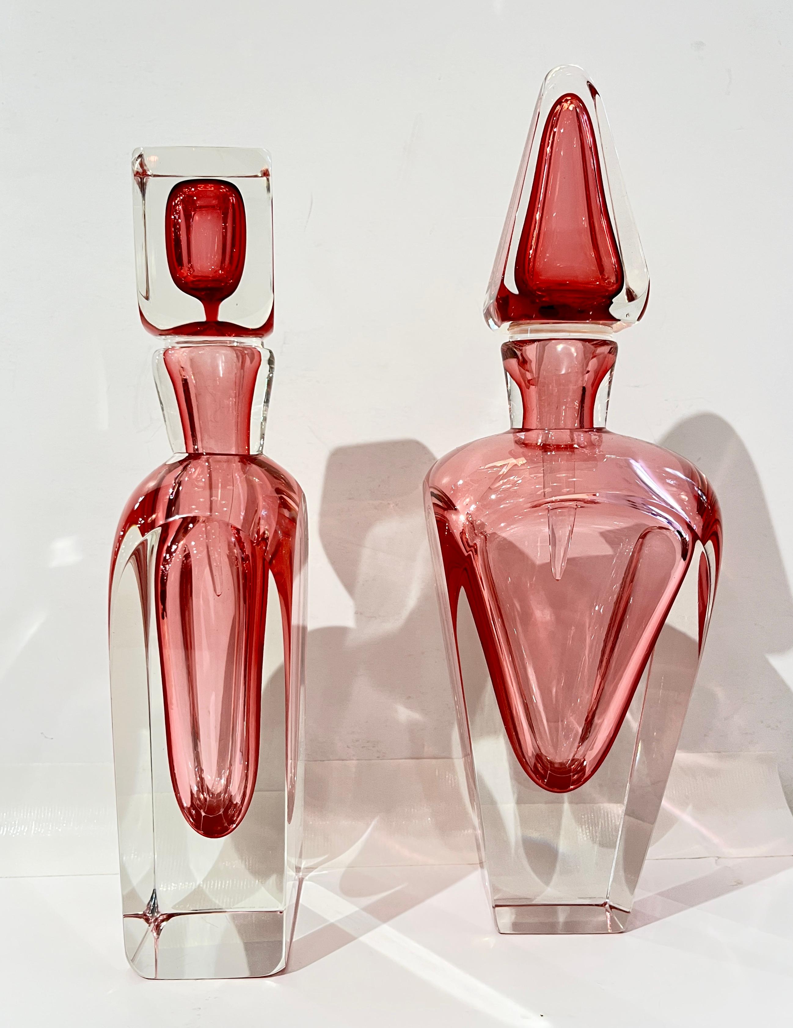 Set di 2 bottiglie alte in vetro di Murano in stile moderno italiano, fucsia, corallo, rosa e cristallo in vendita 7
