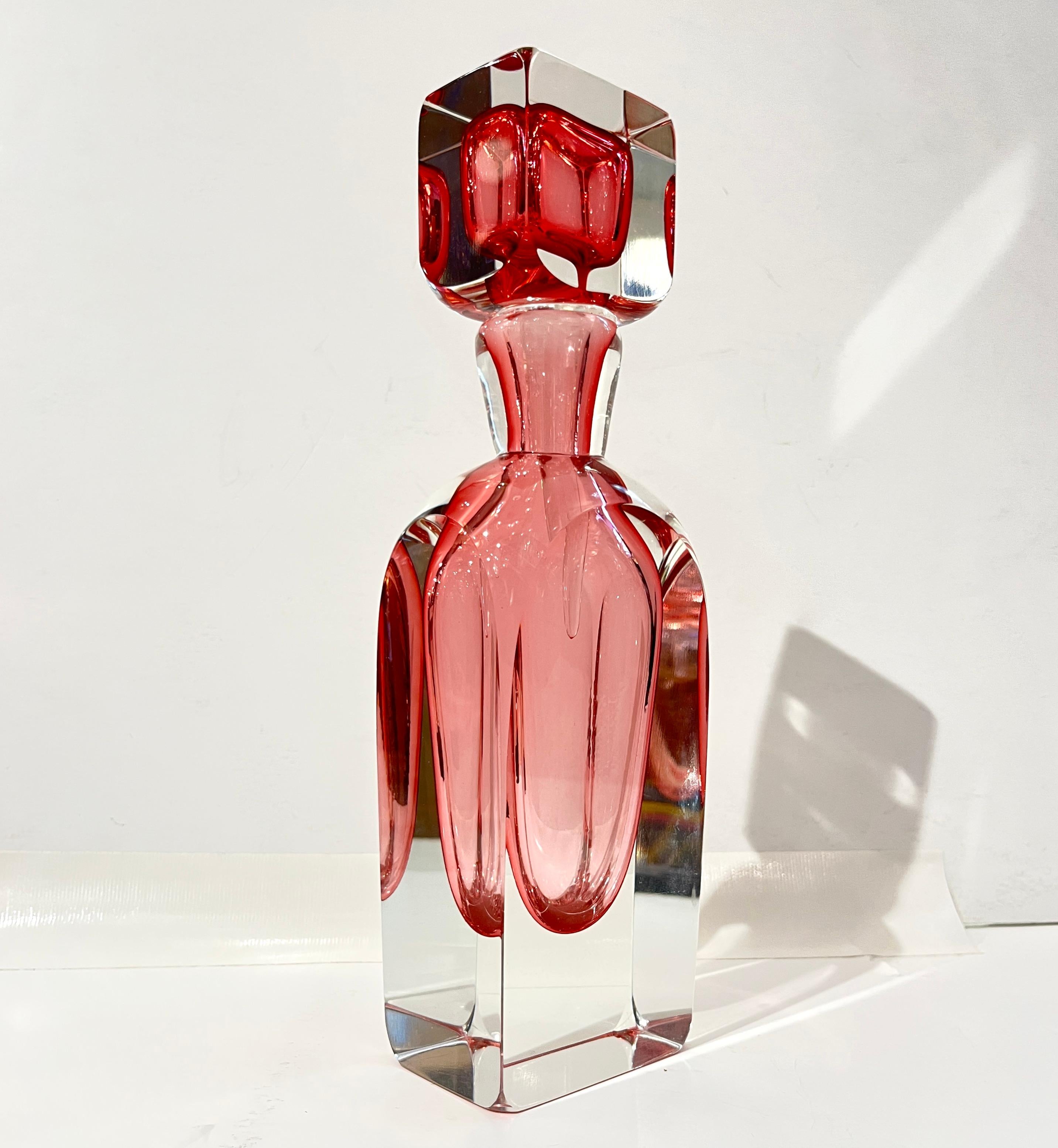 Set di 2 bottiglie alte in vetro di Murano in stile moderno italiano, fucsia, corallo, rosa e cristallo in vendita 9