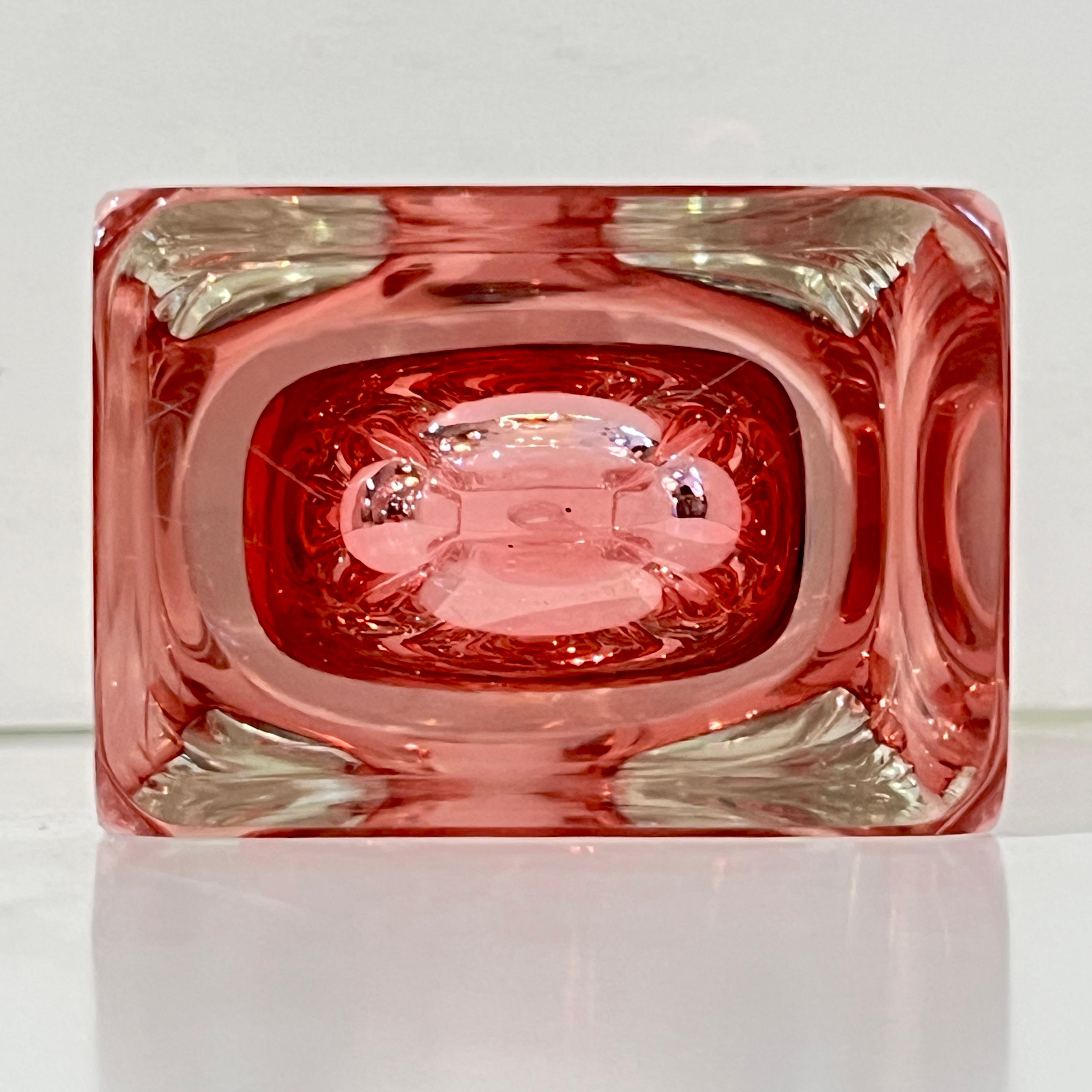 Set di 2 bottiglie alte in vetro di Murano in stile moderno italiano, fucsia, corallo, rosa e cristallo in vendita 10