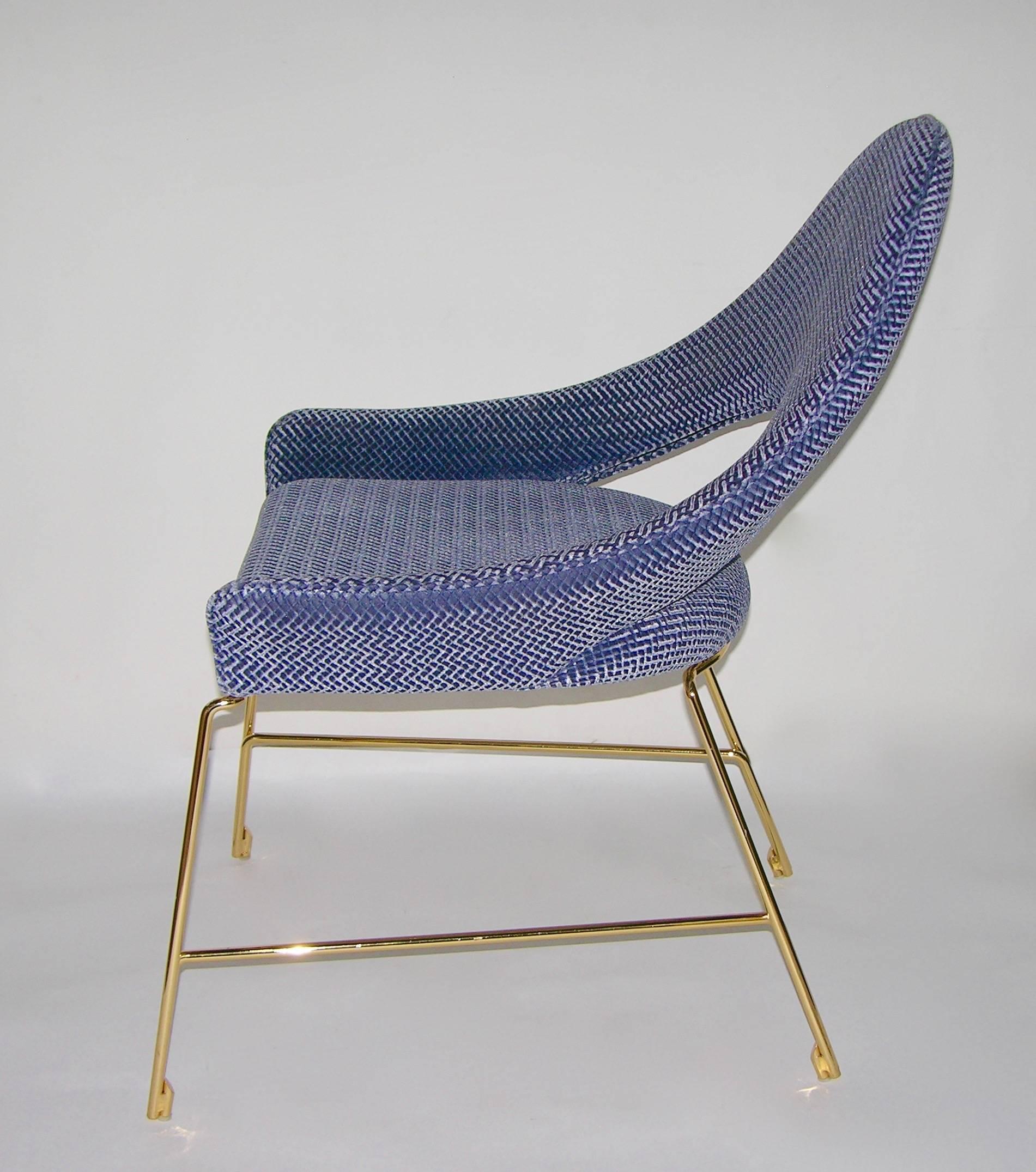 Embossé Prototype moderne italien de fauteuil de salon Smania en laiton et bleu azur en vente