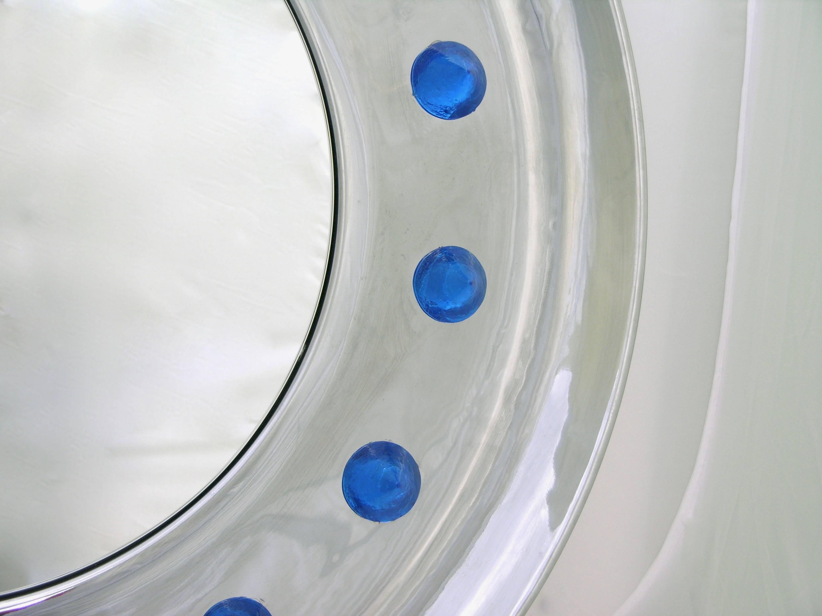 Italienisches Paar moderner runder Nickel-Spiegel mit juwelenartigem blauem Muranoglas (21. Jahrhundert und zeitgenössisch) im Angebot