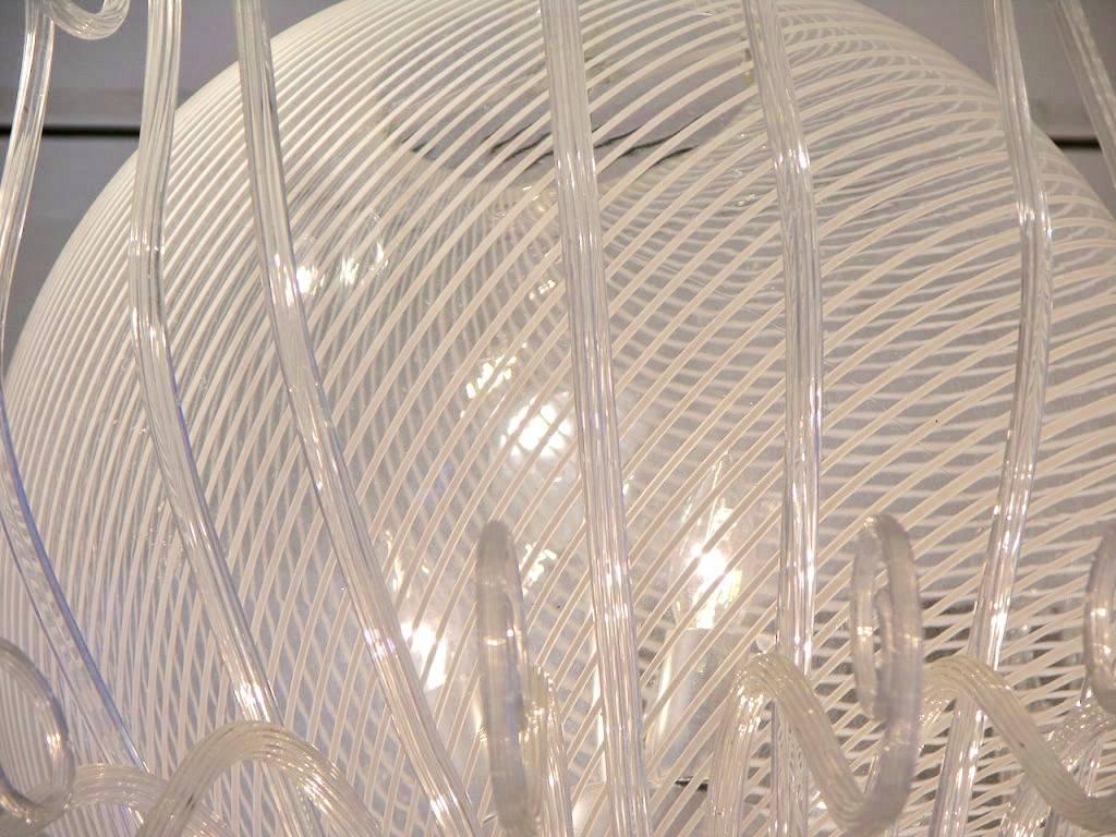 Fatto a mano Seguso 1950 Lampadario rotondo in vetro di Murano bianco e cristallo trasparente vintage italiano in vendita
