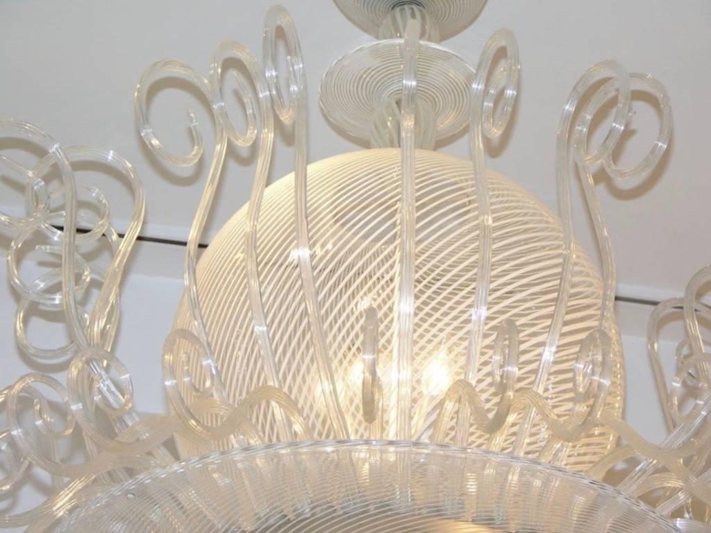 Seguso 1950 Lampadario rotondo in vetro di Murano bianco e cristallo trasparente vintage italiano In condizioni ottime in vendita a New York, NY