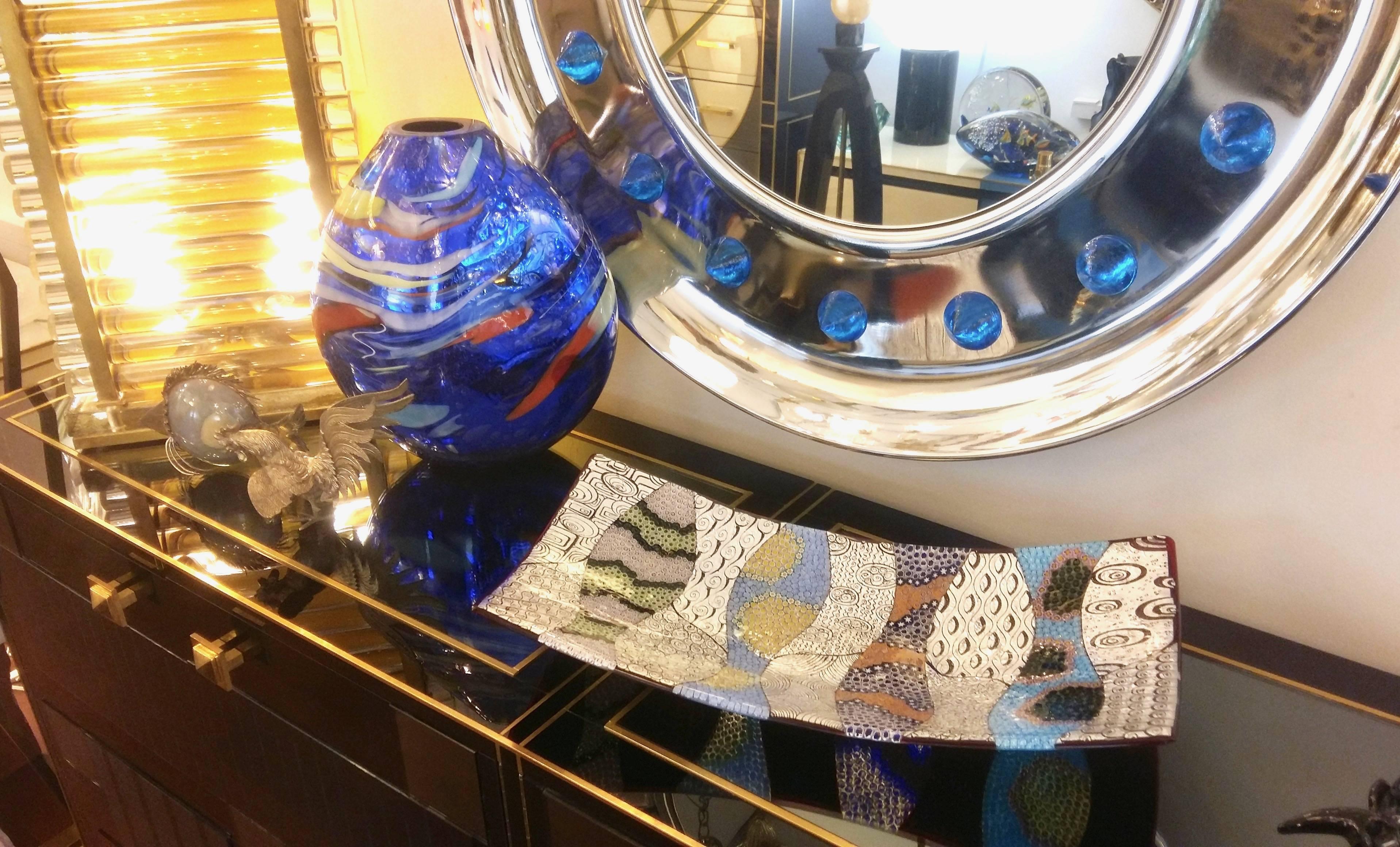 Zeitgenössisches modernes Murano Kunstglas Mosaik Tafelaufsatz: Hochwertige Ausführung in der raffinierten Technik der Glasverschmelzung mit einem durchsichtigen Mosaik aus Muranoglas (jedes kleine farbige Stück wird einzeln von Hand positioniert),