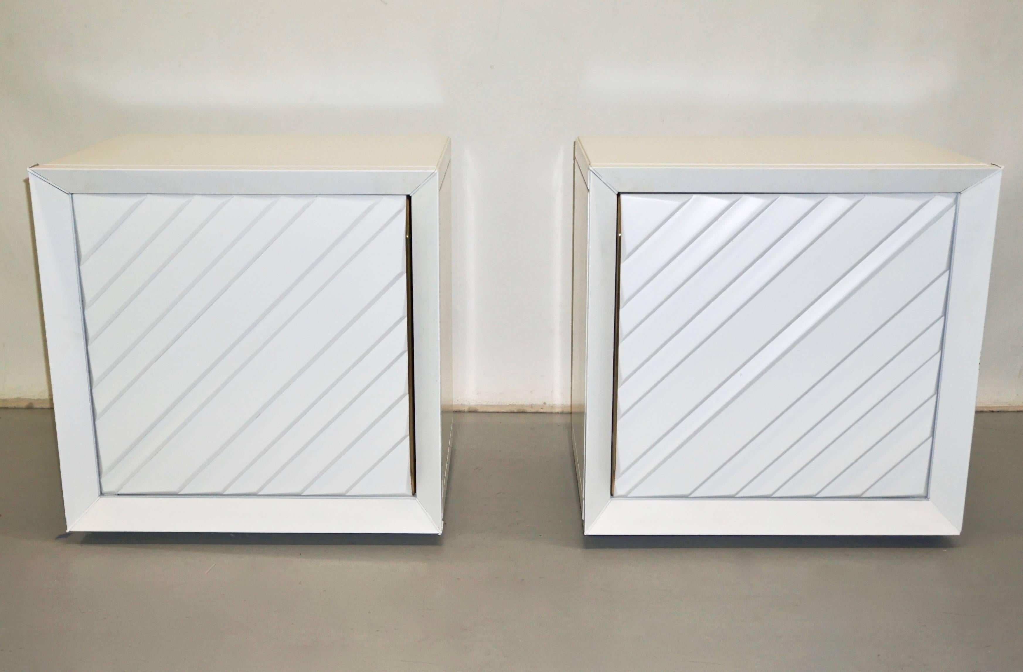 Italian 1970s pair of white lacquered side tables or nightstands from a Milanese house in San Siro, made in Italy, designed by Giusta Collini for Frigerio di Desio, high quality of execution for the uniqueness of the design and choice of materials,