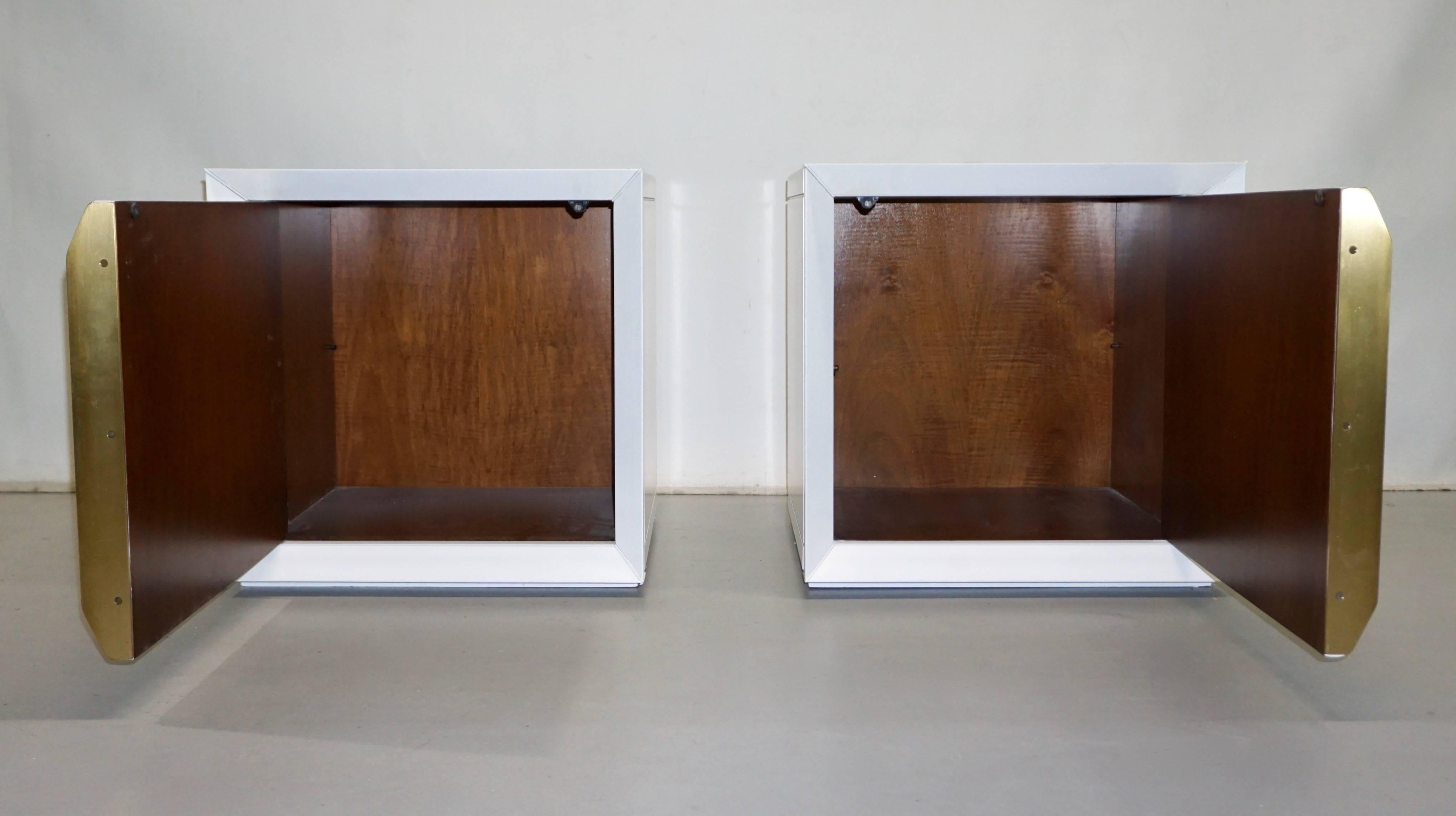 Mid-Century Modern Paire de tables d'appoint/tables de nuit italiennes Frigerio en bois laqué blanc des années 1970 en vente