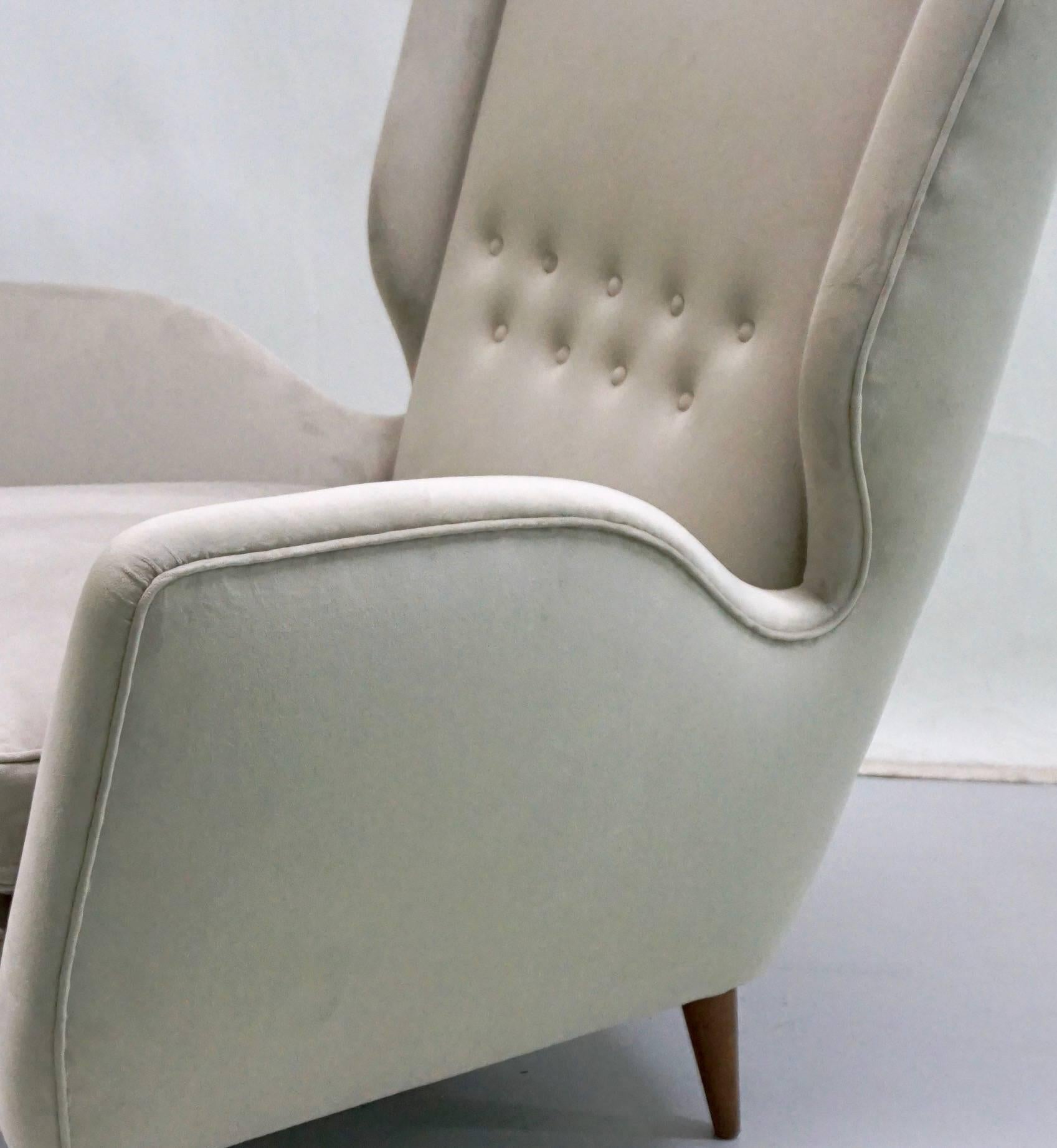 Gio Ponti Certified 1940s Italian Pair of High Back Armchairs in Gray Velvet In Excellent Condition In New York, NY