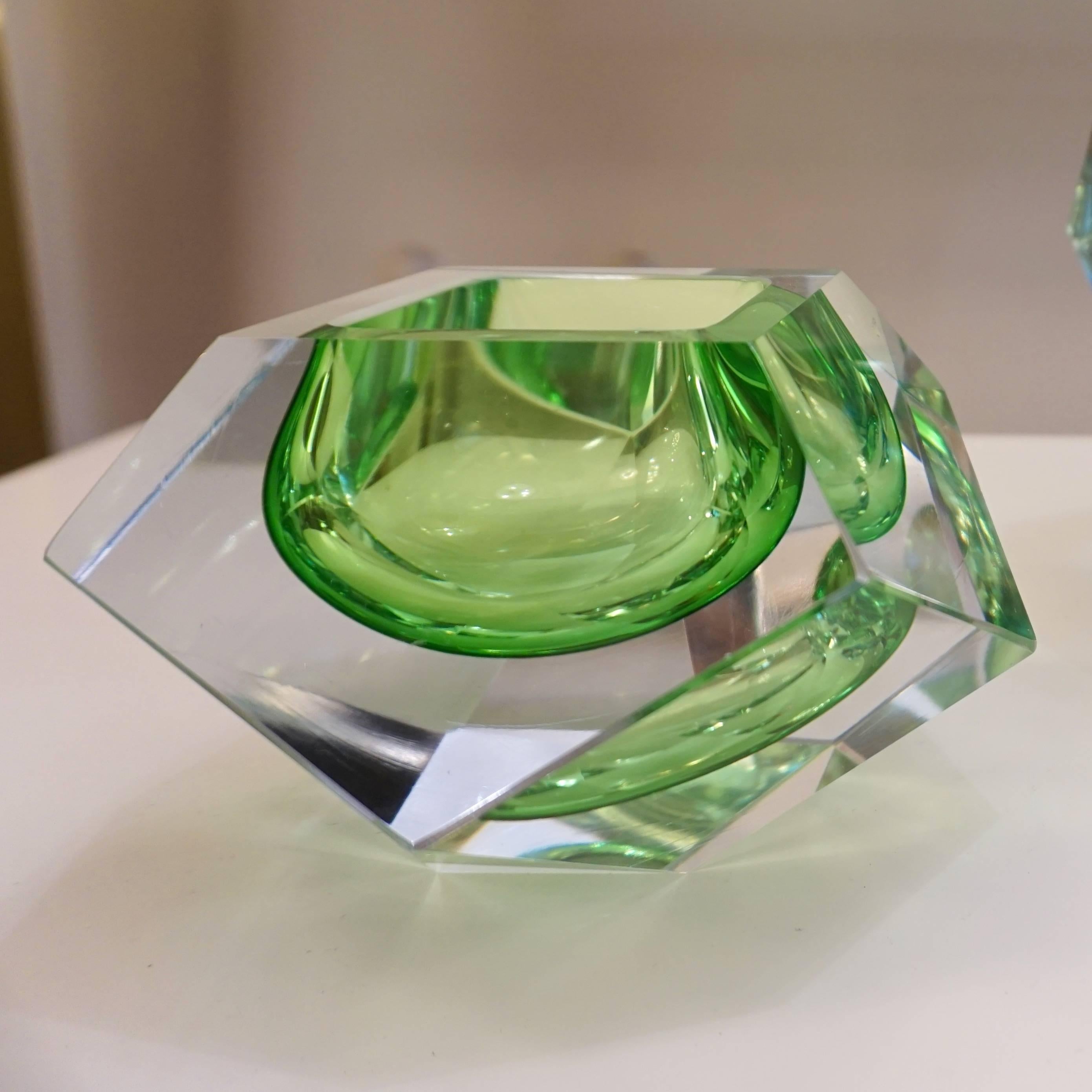 Seguso 1950s Vintage Italian Lime Green Diamond Cut Modern Bowl / Centerpiece In Excellent Condition In New York, NY